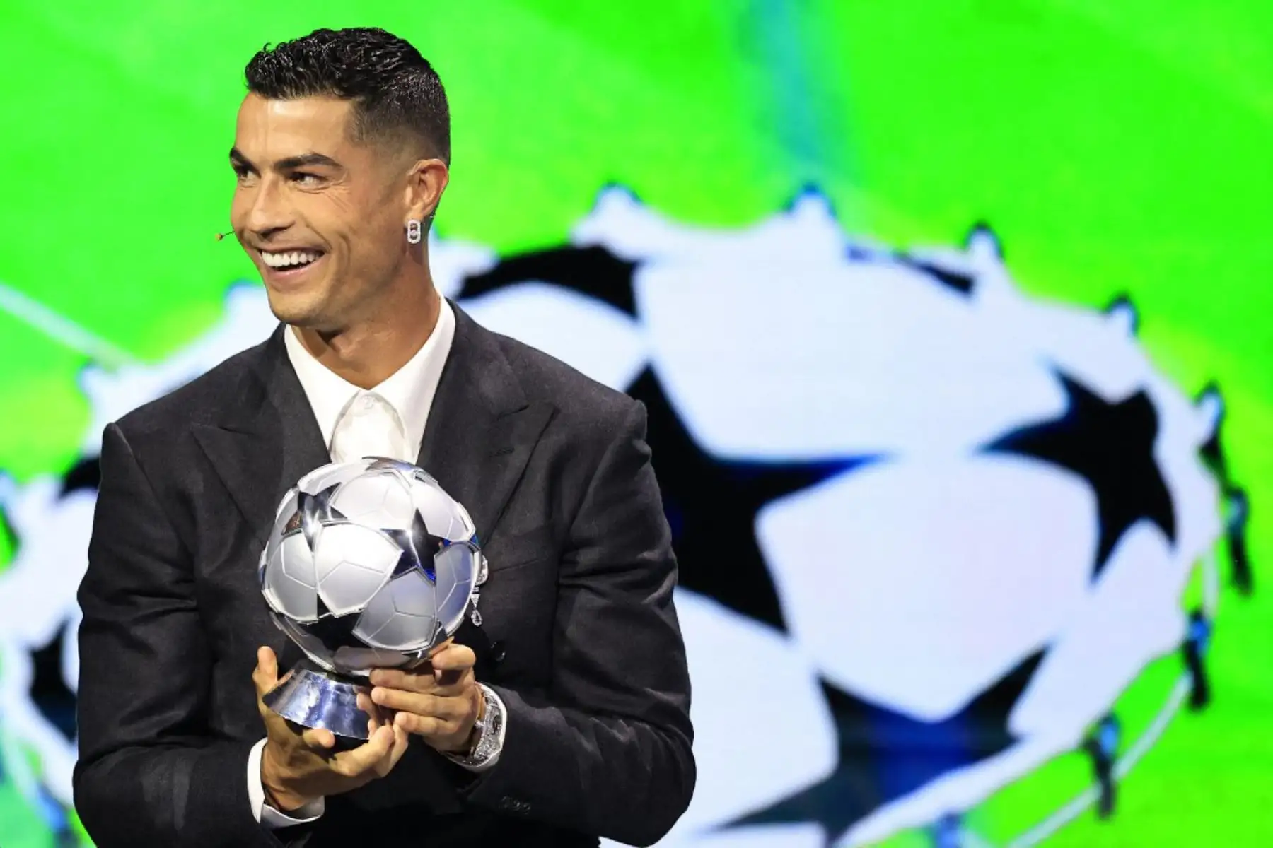 El jugador de la selección portuguesa y delantero del Al-Nassr saudí Cristiano Ronaldo, recibe el premio al goleador histórico de la Liga de Campeones de la UEFA. Foto: AFP