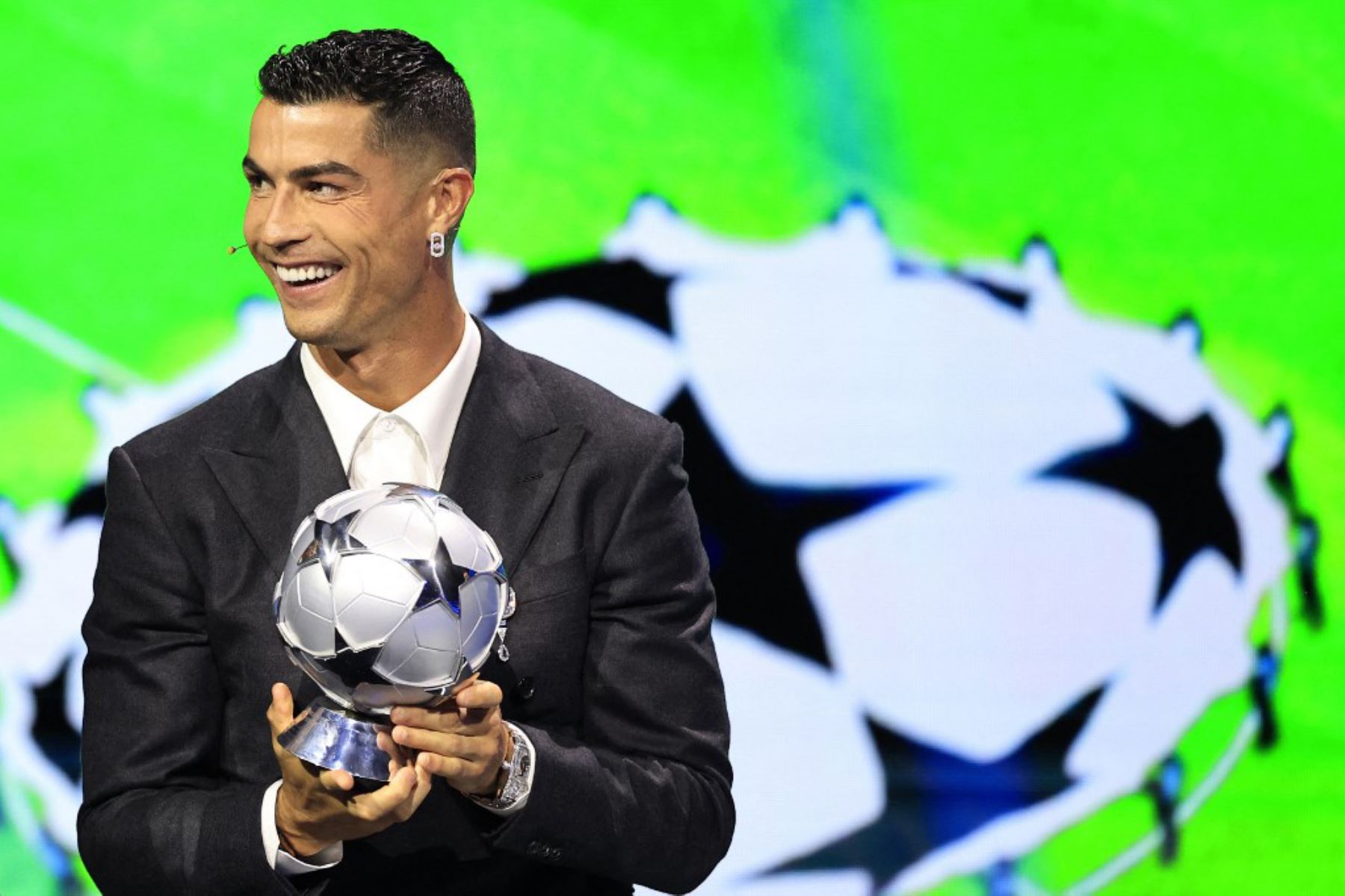 El jugador de la selección portuguesa y delantero del Al-Nassr saudí Cristiano Ronaldo, recibe el premio al goleador histórico de la Liga de Campeones de la UEFA. Foto: AFP