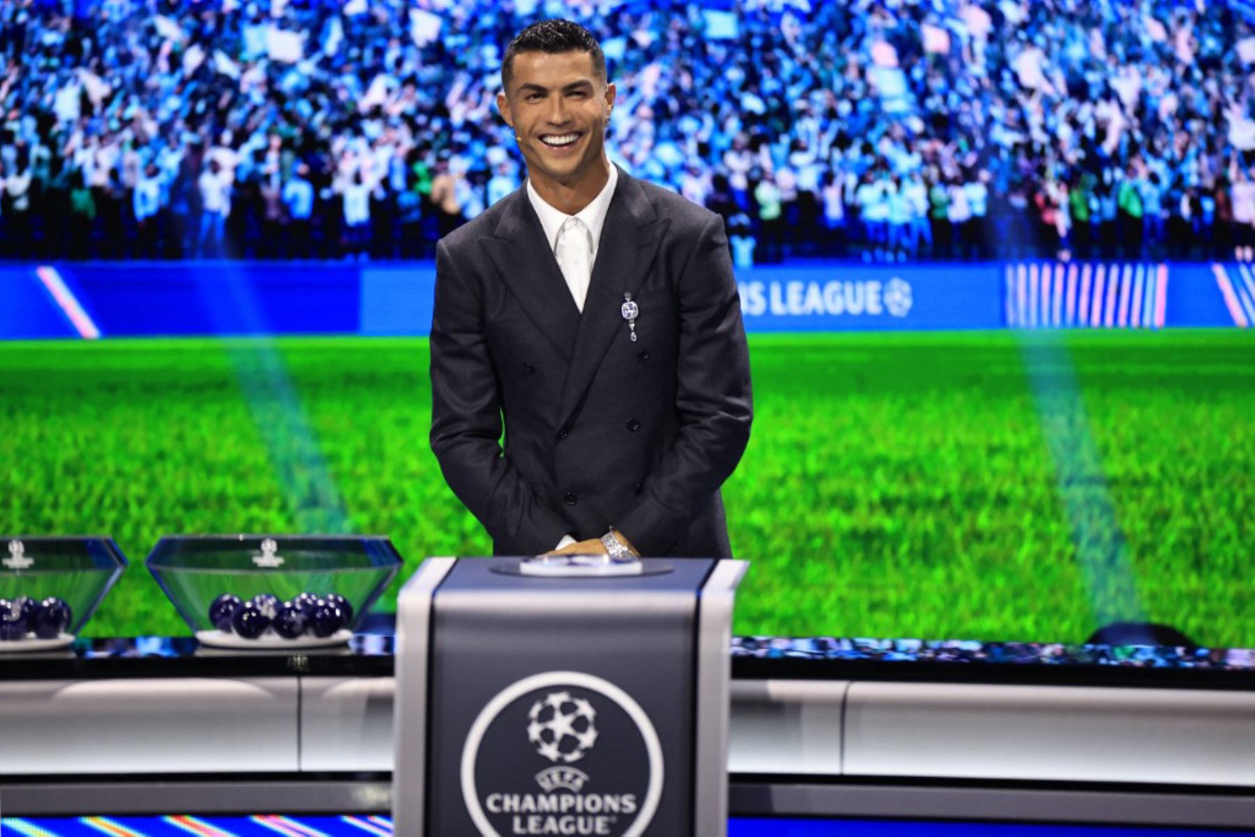 El jugador de la selección portuguesa y delantero del Al-Nassr saudí Cristiano Ronaldo, recibe el premio al goleador histórico de la Liga de Campeones de la UEFA. Foto: AFP