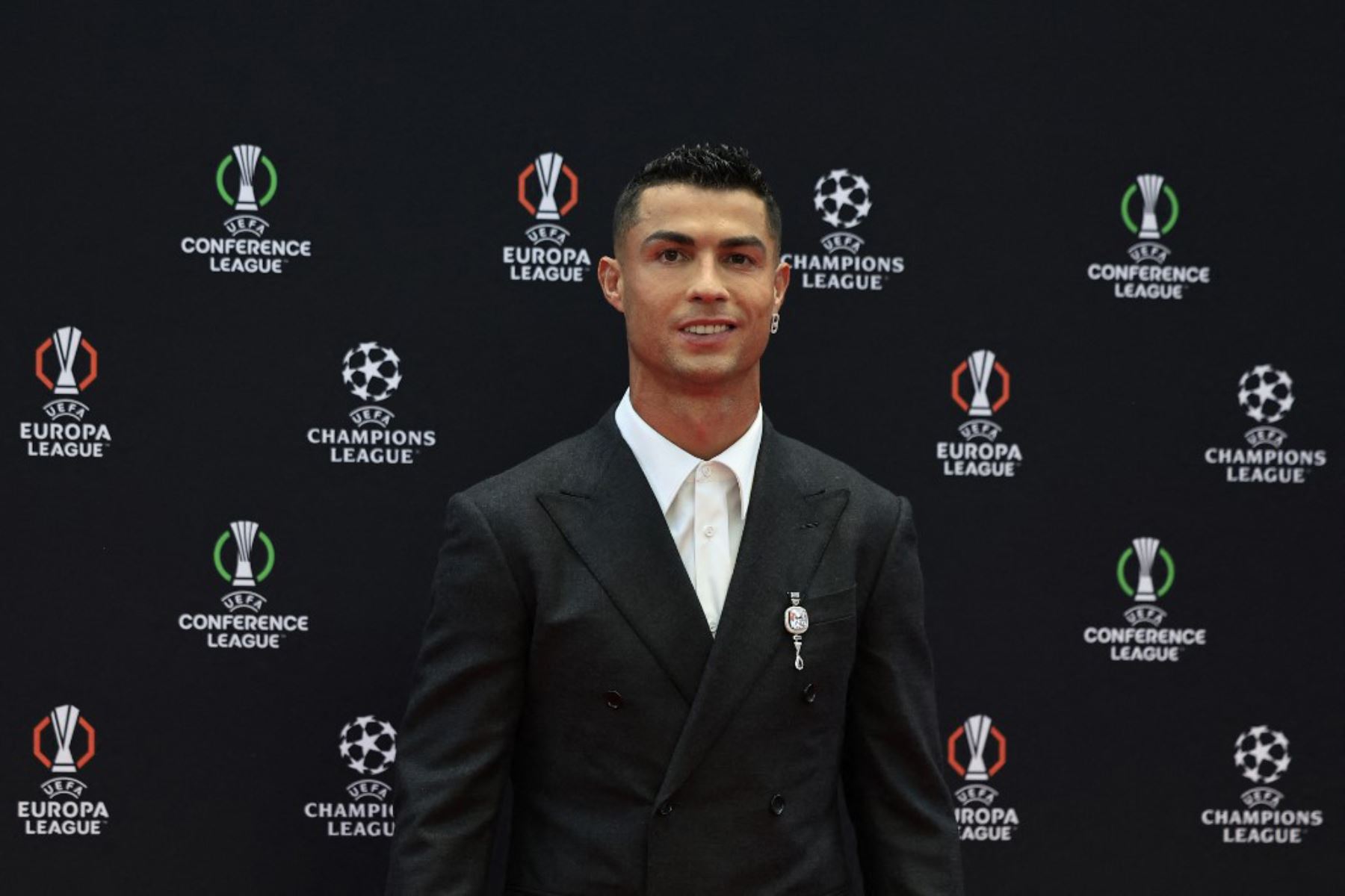 El jugador de la selección portuguesa y delantero del Al-Nassr saudí Cristiano Ronaldo, recibe el premio al goleador histórico de la Liga de Campeones de la UEFA. Foto: AFP