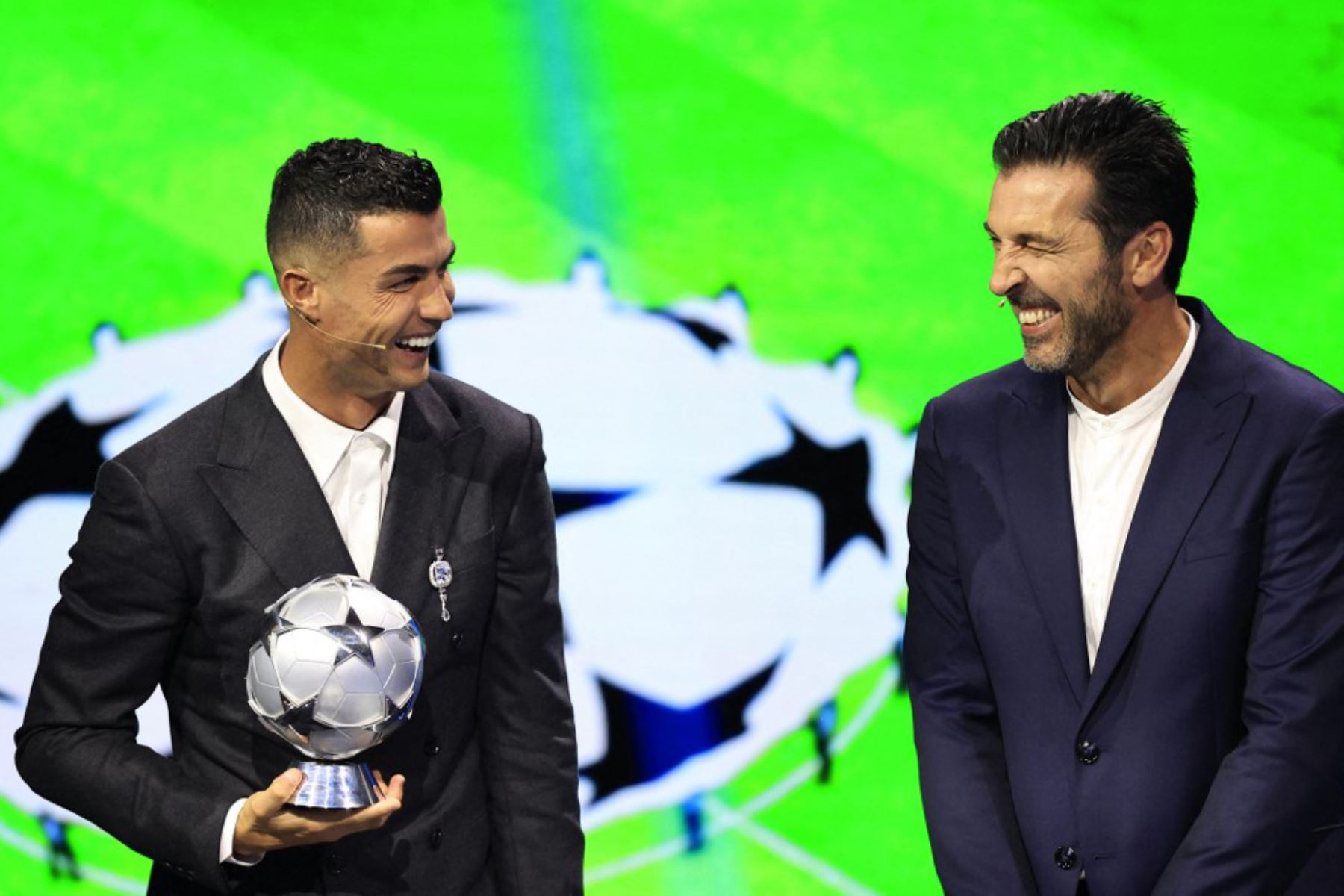 El jugador de la selección portuguesa y delantero del Al-Nassr saudí, Cristiano Ronaldo, galardonado con el premio al goleador histórico de la Liga de Campeones de la UEFA y el ex portero italiano Gianluigi Buffon, galardonado con el Premio Presidente de la UEFA 2024, comparten una risa en el escenario durante la ceremonia. del sorteo de la fase de grupos del torneo de fútbol de la Liga de Campeones de la UEFA 2024-2025. Foto: AFP