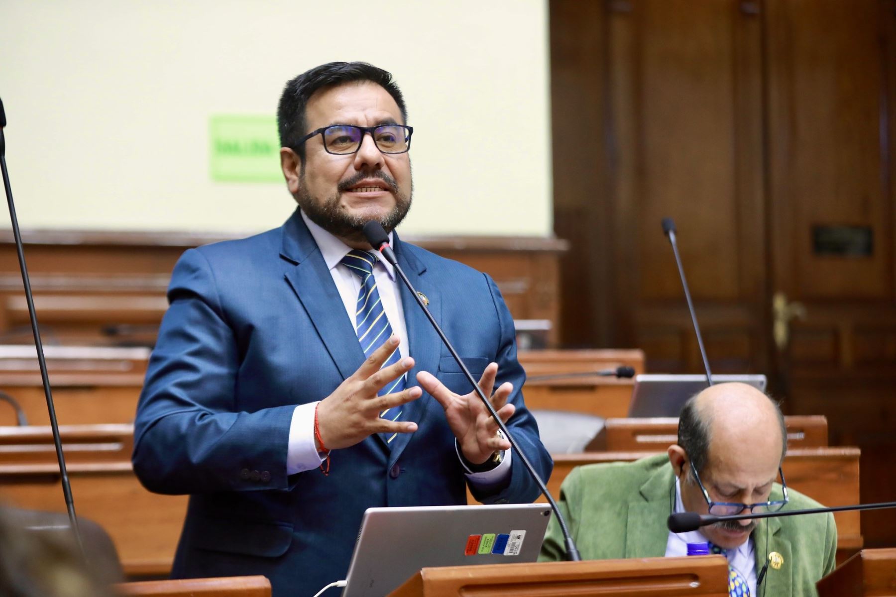 Congresista Carlos Zeballos.