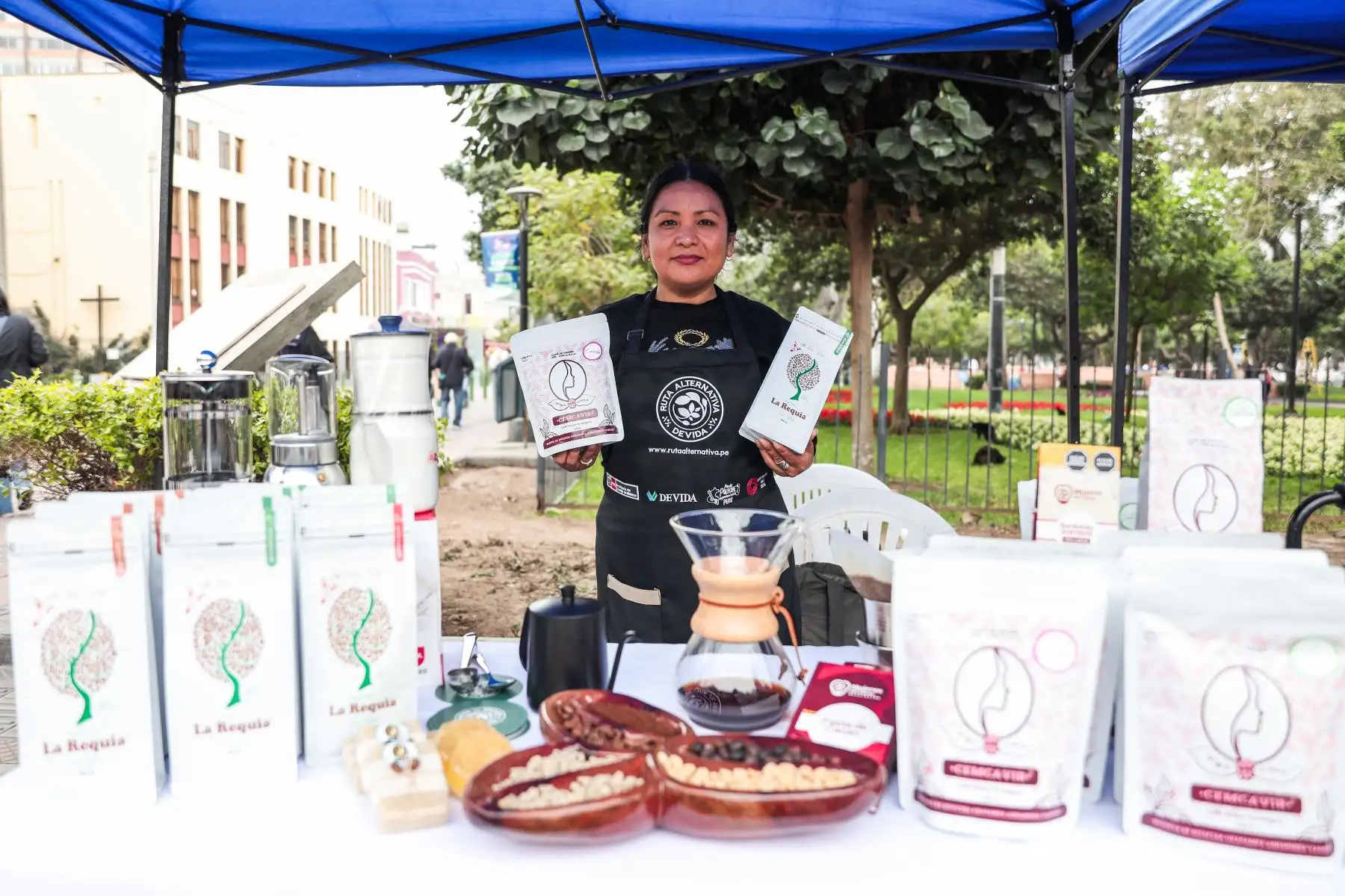 Conmemorando el reciente Día del Café Peruano, la Municipalidad de Miraflores ofrece una feria que reúne a distintos productores y representantes de destacadas cafeterías del distrito. Los asistentes pueden catar gratuitamente los diversos tipos de café hasta las 5 pm. Foto: ANDINA/ Connie Calderon