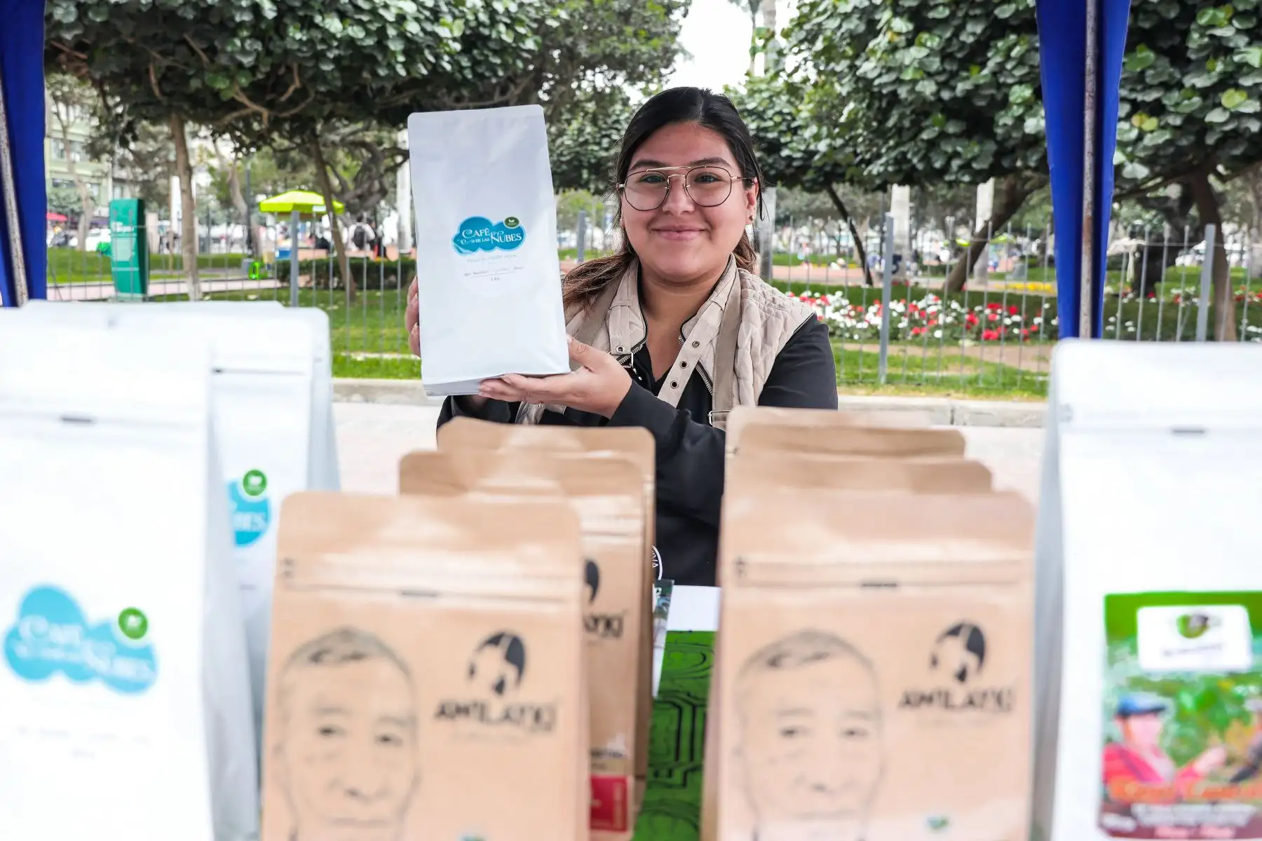 La feria cafetera cuenta con 30 expositores, entre cafeterías, asociaciones y productores, quienes muestran una amplia variedad de cafés. Foto: ANDINA/ Connie Calderon