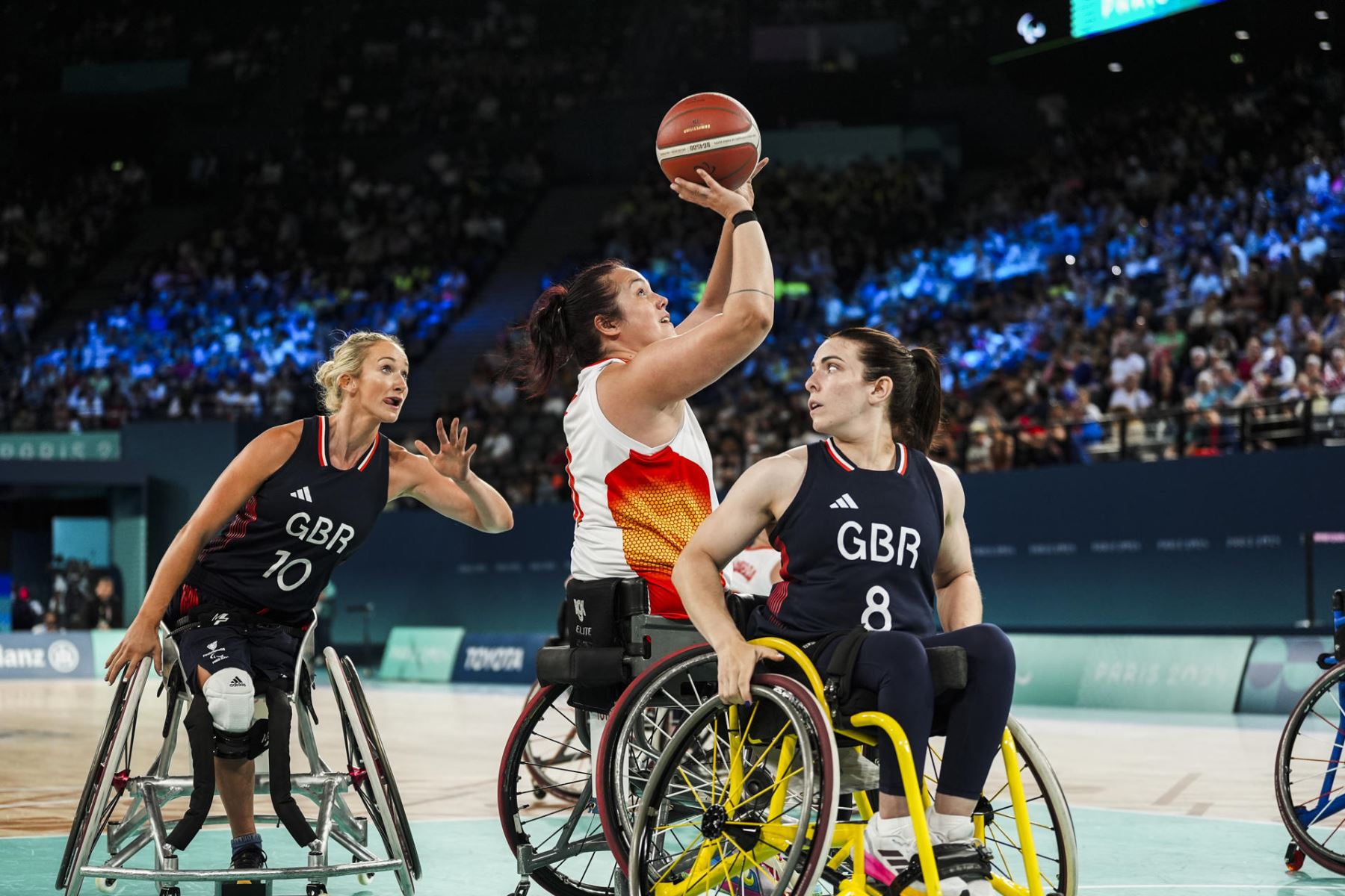 La selección española femenina de baloncesto en silla de ruedas se enfrenta en la ronda preliminar ante Gran Bretaña durante los Juegos Paralímpicos París 2024 este jueves, en el Bercy Arena de la capital de Francia. Foto: EFE