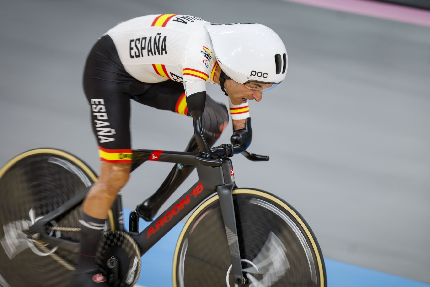 El ciclista Ricardo Ten durante la prueba de persecución de 3000 metros disputada este jueves en los Juegos Paralímpicos de París 2024. Foto: EFE