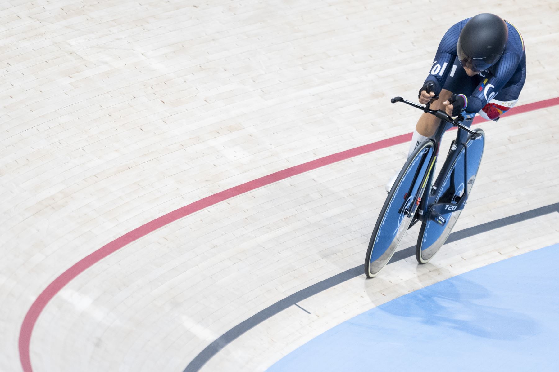 Daniela Florez de Colombia compite en la Clasificación de Persecución Individual C1-3 3000m femenina de los Juegos Paralímpicos París 2024, en el Velódromo Nacional de París, en Francia. Foto: EFE