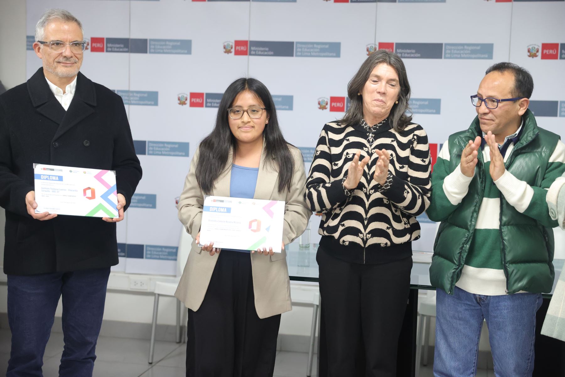 Ceremonia de reconocimiento a los estudiantes que representaron al Perú en el World Championship 2024. Almendra Nizama obtuvo el 2do puesto en Adobe, como la segunda mejor diseñadora gráfica del mundo; Rodrigo Pérez con el 6to puesto en Excel a nivel mundial y Sebastián Ripalda, de la I.E. Solidaridad II de SJL, campeón nacional en Microsoft Word. Foto: ANDINA/Melina Mejía