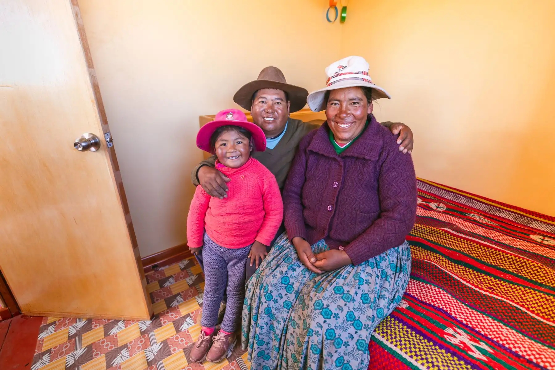 La ministra de Vivienda, Construcción y Saneamiento, Hania Pérez de Cuéllar, entregó 29 viviendas rurales Wasiymi a familias del distrito de Pusi, en la provincia de Huancané, región Puno, quienes a partir de ahora estarán más protegidas ante las bajas temperaturas, las heladas y el friaje. Foto: ANDINA/Vivienda