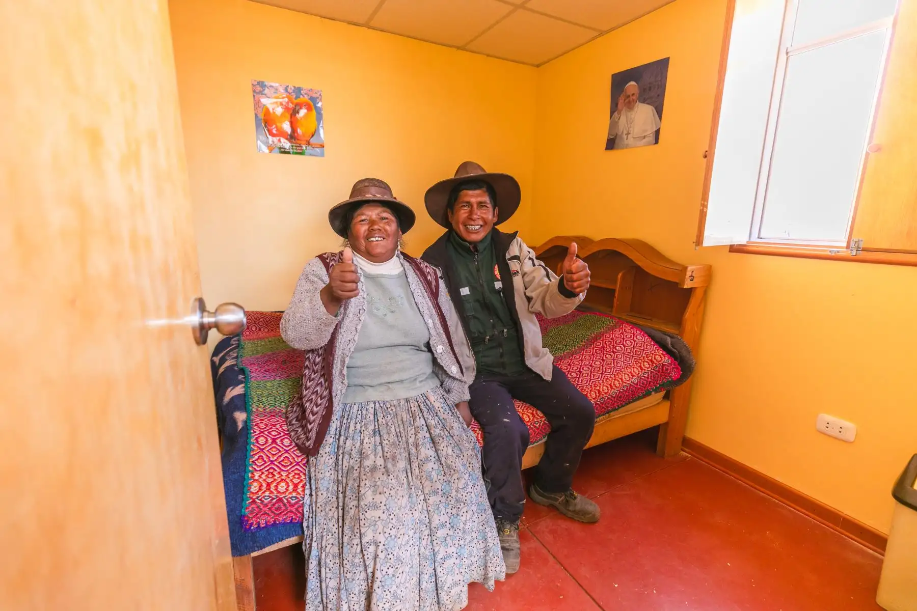 La ministra de Vivienda, Construcción y Saneamiento, Hania Pérez de Cuéllar, entregó 29 viviendas rurales Wasiymi a familias del distrito de Pusi, en la provincia de Huancané, región Puno, quienes a partir de ahora estarán más protegidas ante las bajas temperaturas, las heladas y el friaje. Foto: ANDINA/Vivienda