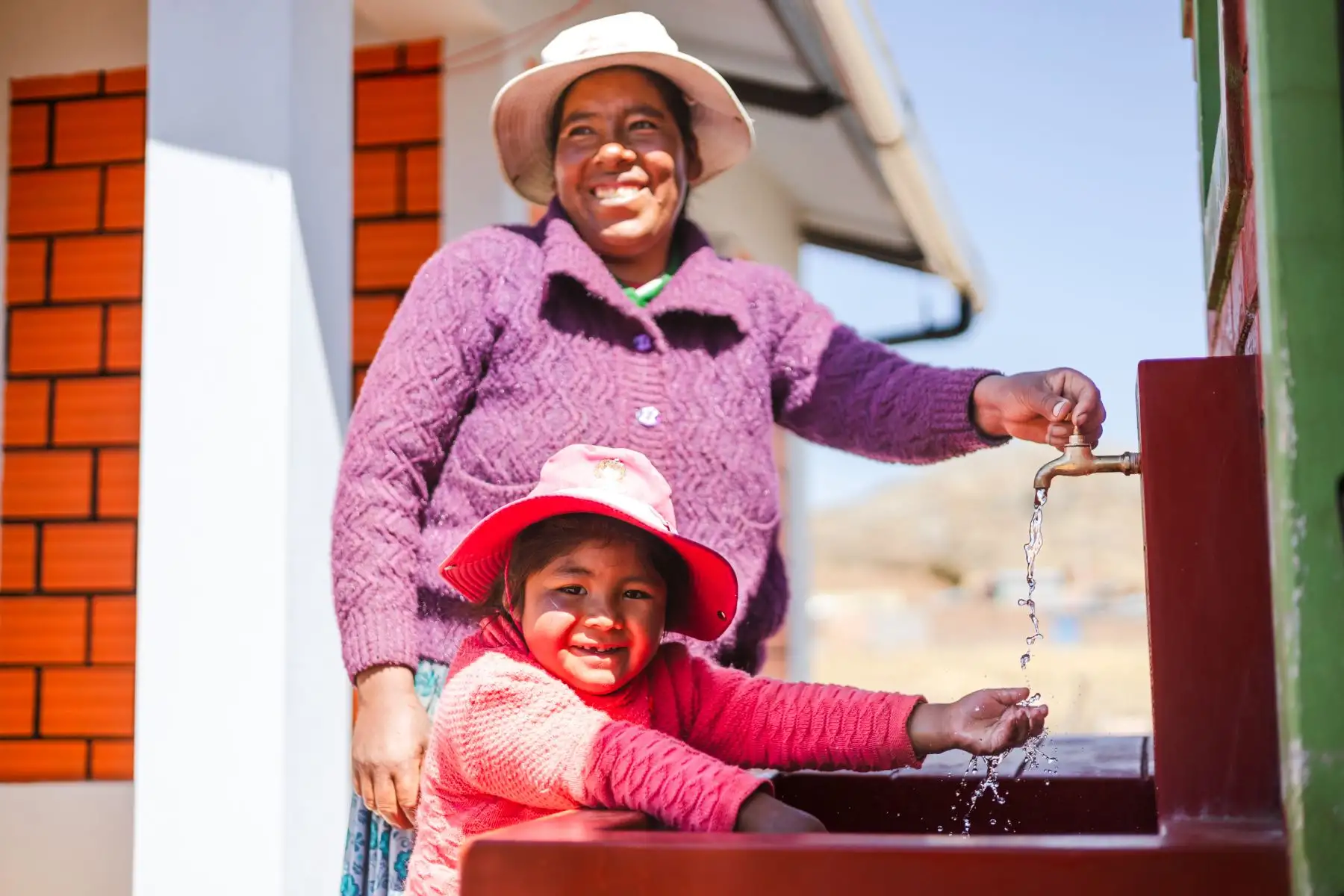 La ministra de Vivienda, Construcción y Saneamiento, Hania Pérez de Cuéllar, entregó 29 viviendas rurales Wasiymi a familias del distrito de Pusi, en la provincia de Huancané, región Puno, quienes a partir de ahora estarán más protegidas ante las bajas temperaturas, las heladas y el friaje. Foto: ANDINA/Vivienda