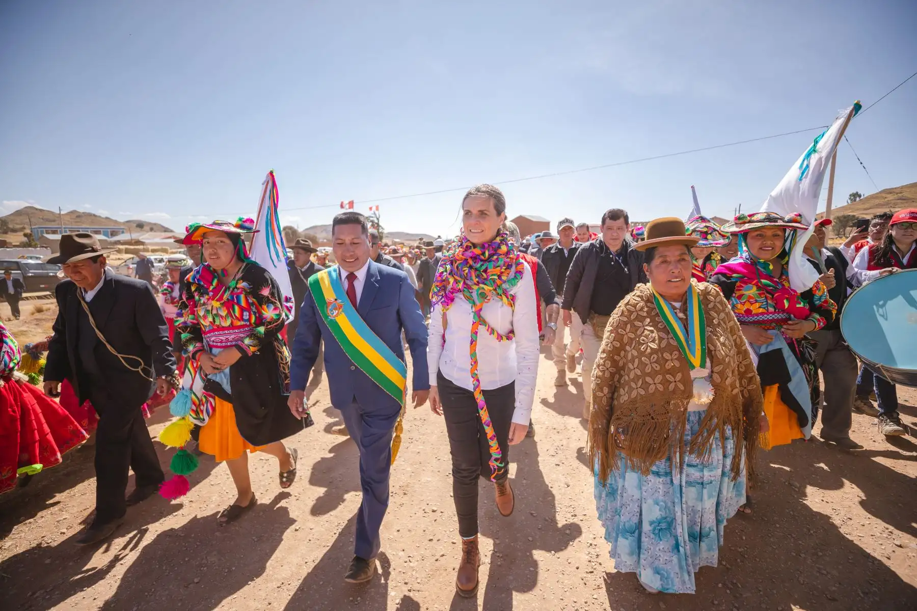 La ministra de Vivienda, Construcción y Saneamiento, Hania Pérez de Cuéllar, entregó 29 viviendas rurales Wasiymi a familias del distrito de Pusi, en la provincia de Huancané, región Puno, quienes a partir de ahora estarán más protegidas ante las bajas temperaturas, las heladas y el friaje. Foto: ANDINA/Vivienda