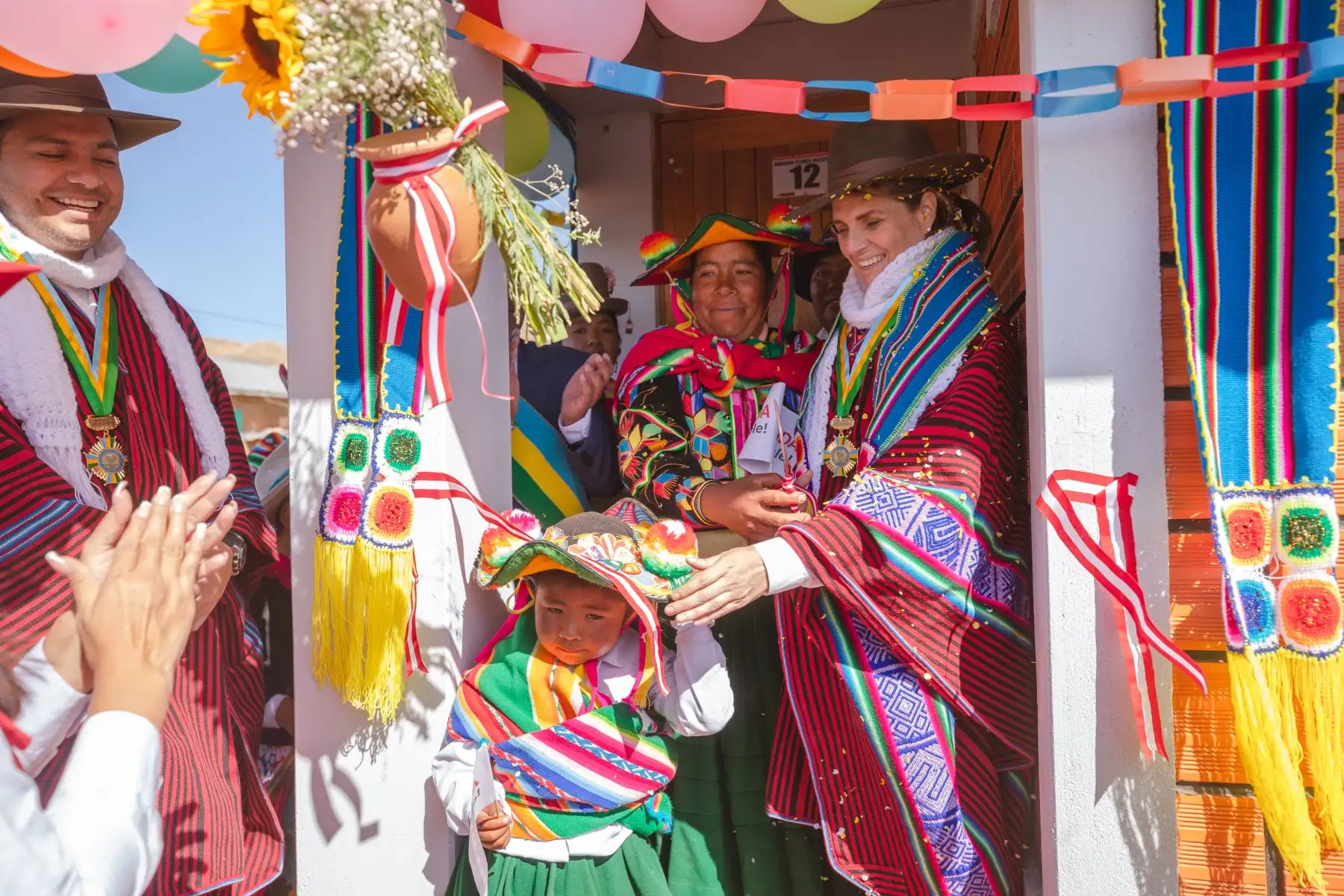 La ministra de Vivienda, Construcción y Saneamiento, Hania Pérez de Cuéllar, entregó 29 viviendas rurales Wasiymi a familias del distrito de Pusi, en la provincia de Huancané, región Puno, quienes a partir de ahora estarán más protegidas ante las bajas temperaturas, las heladas y el friaje. Foto: ANDINA/Vivienda