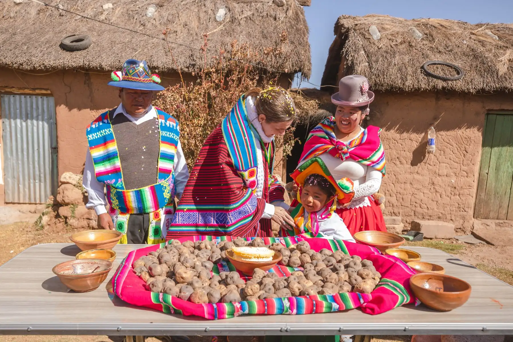 La ministra de Vivienda, Construcción y Saneamiento, Hania Pérez de Cuéllar, entregó 29 viviendas rurales Wasiymi a familias del distrito de Pusi, en la provincia de Huancané, región Puno, quienes a partir de ahora estarán más protegidas ante las bajas temperaturas, las heladas y el friaje. Foto: ANDINA/Vivienda