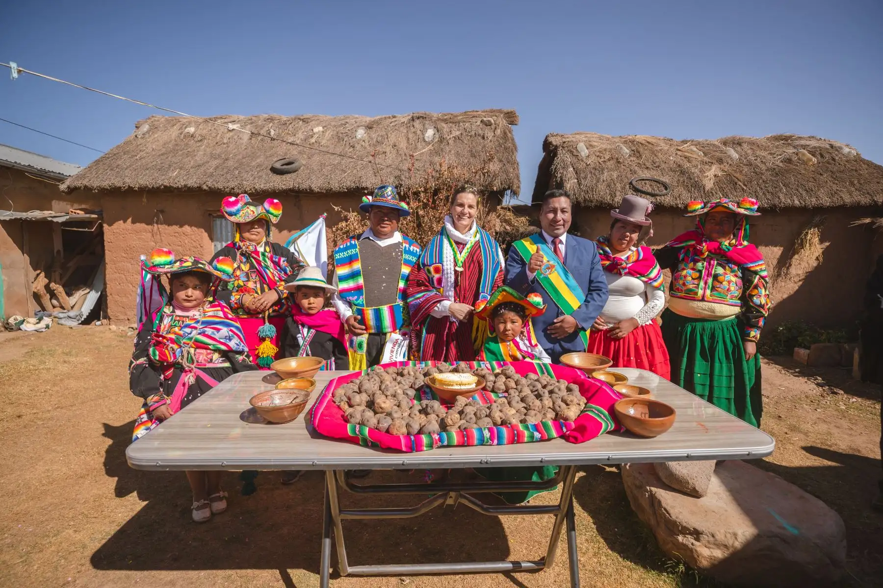 La ministra de Vivienda, Construcción y Saneamiento, Hania Pérez de Cuéllar, entregó 29 viviendas rurales Wasiymi a familias del distrito de Pusi, en la provincia de Huancané, región Puno, quienes a partir de ahora estarán más protegidas ante las bajas temperaturas, las heladas y el friaje. Foto: ANDINA/Vivienda