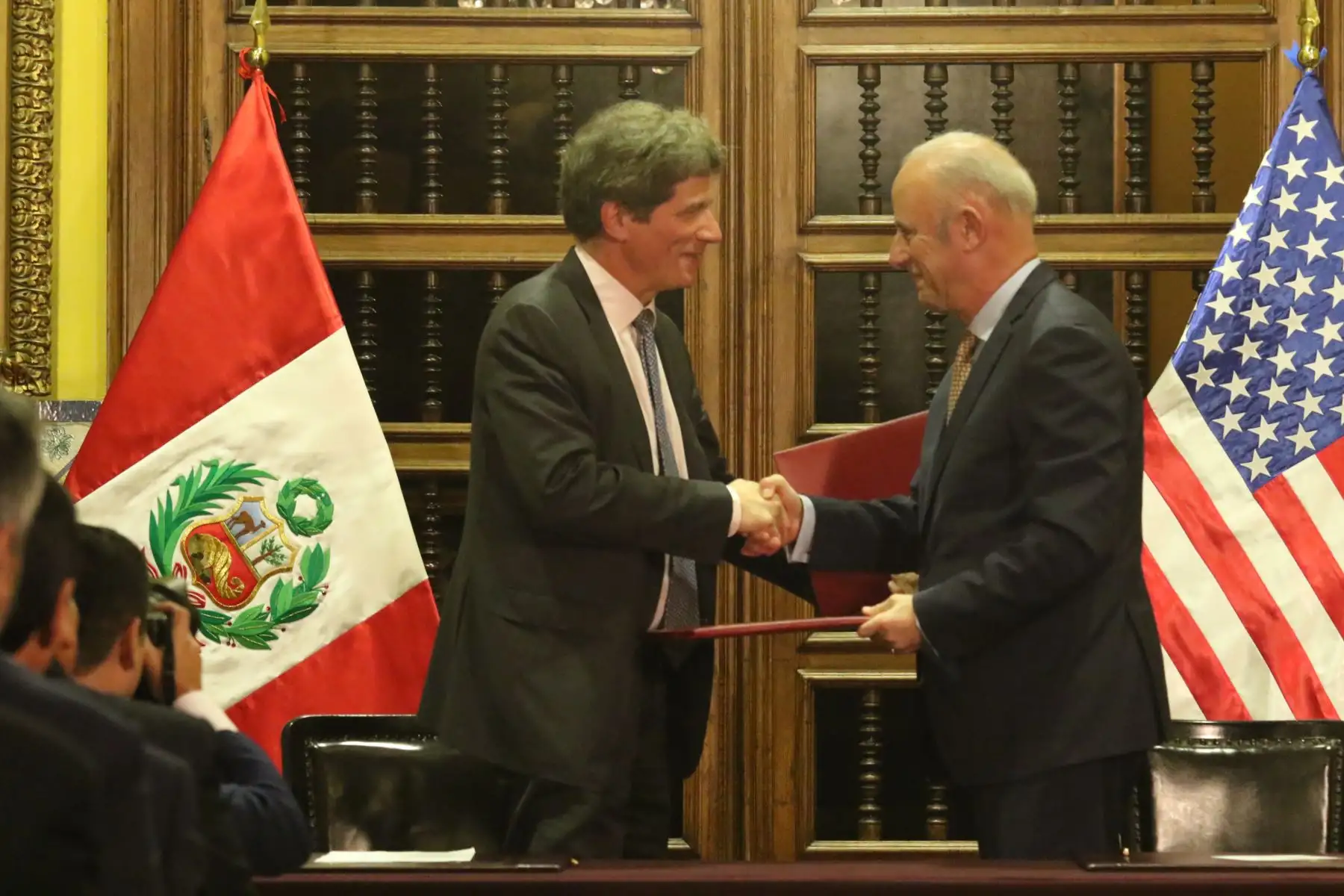 El ministro de Relaciones Exteriores, Javier González-Olaechea, y el subcecretario de Estado para el Crecimiento Económico, Energía y Medio Ambiente, Jose Fernández, suscribieron el  memorando de entendimiento entre el Peru y EE.UU. sobre cooperación para reforzar la gobernanza en el sector de los metales críticos. FOTO: ANDINA/Héctor Vinces