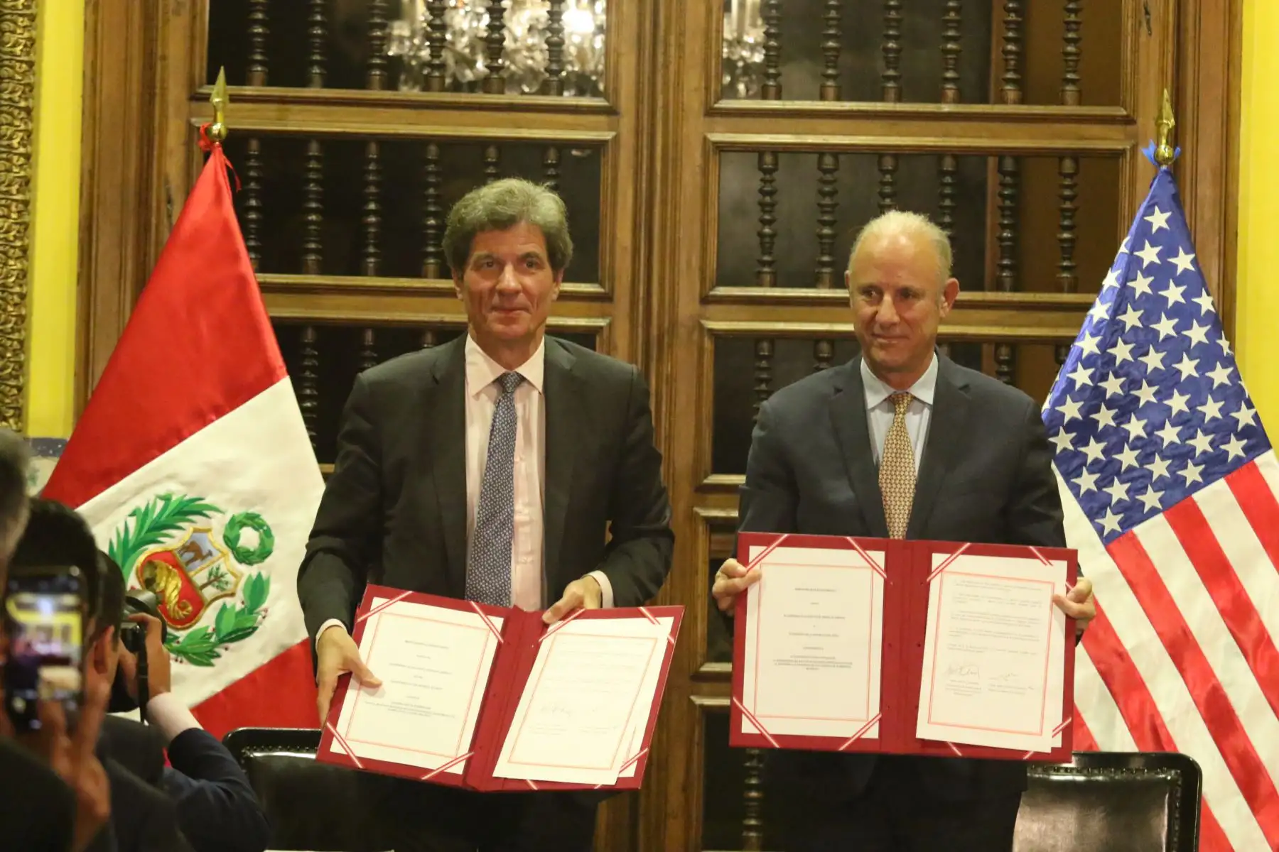 El ministro de Relaciones Exteriores, Javier González-Olaechea, y el subcecretario de Estado para el Crecimiento Económico, Energía y Medio Ambiente, Jose Fernández, suscribieron el  memorando de entendimiento entre el Peru y EE.UU. sobre cooperación para reforzar la gobernanza en el sector de los metales críticos. FOTO: ANDINA/Héctor Vinces
