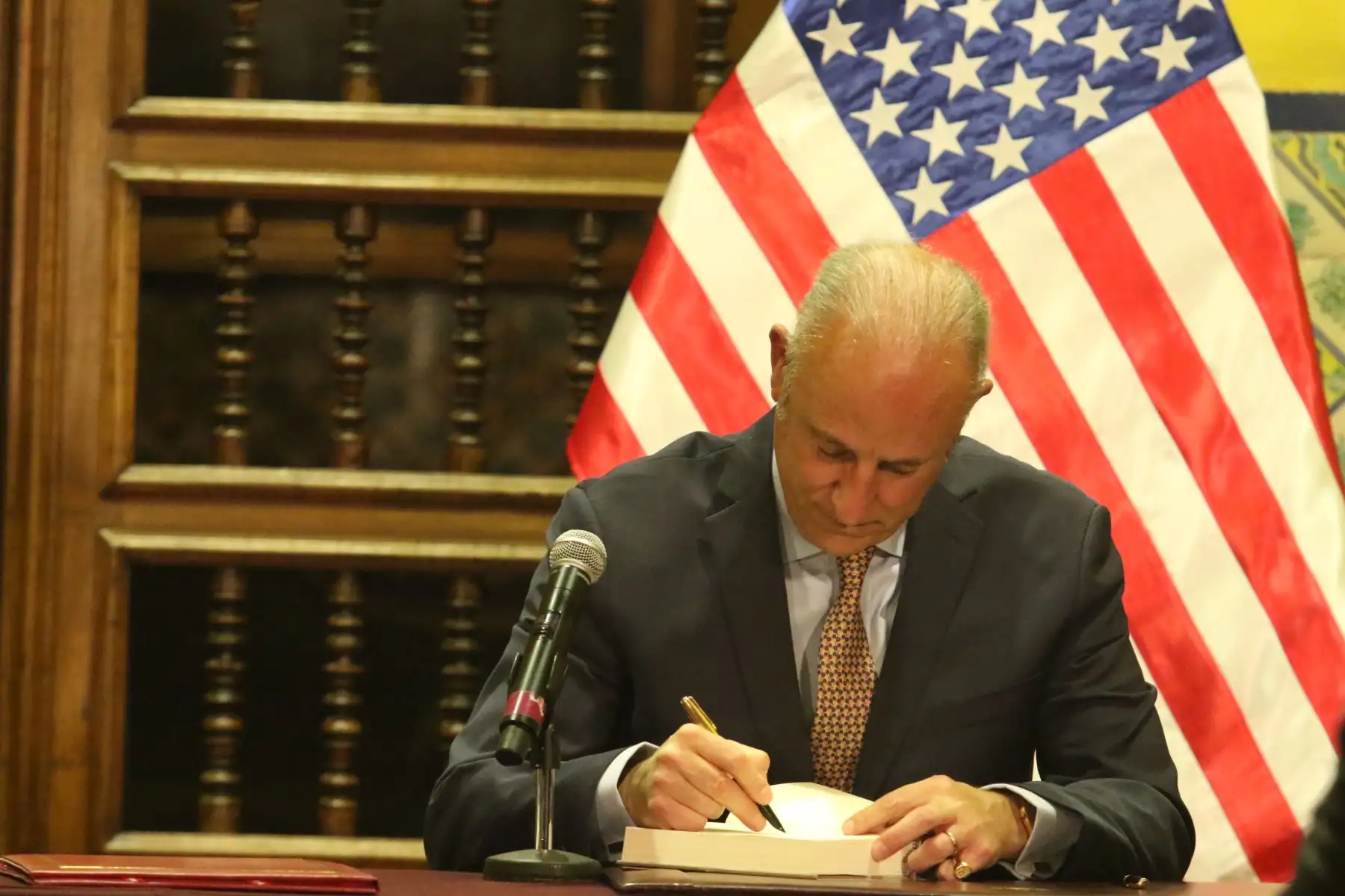 El ministro de Relaciones Exteriores, Javier González-Olaechea, y el subcecretario de Estado para el Crecimiento Económico, Energía y Medio Ambiente, Jose Fernández, suscribieron el  memorando de entendimiento entre el Peru y EE.UU. sobre cooperación para reforzar la gobernanza en el sector de los metales críticos. FOTO: ANDINA/Héctor Vinces
