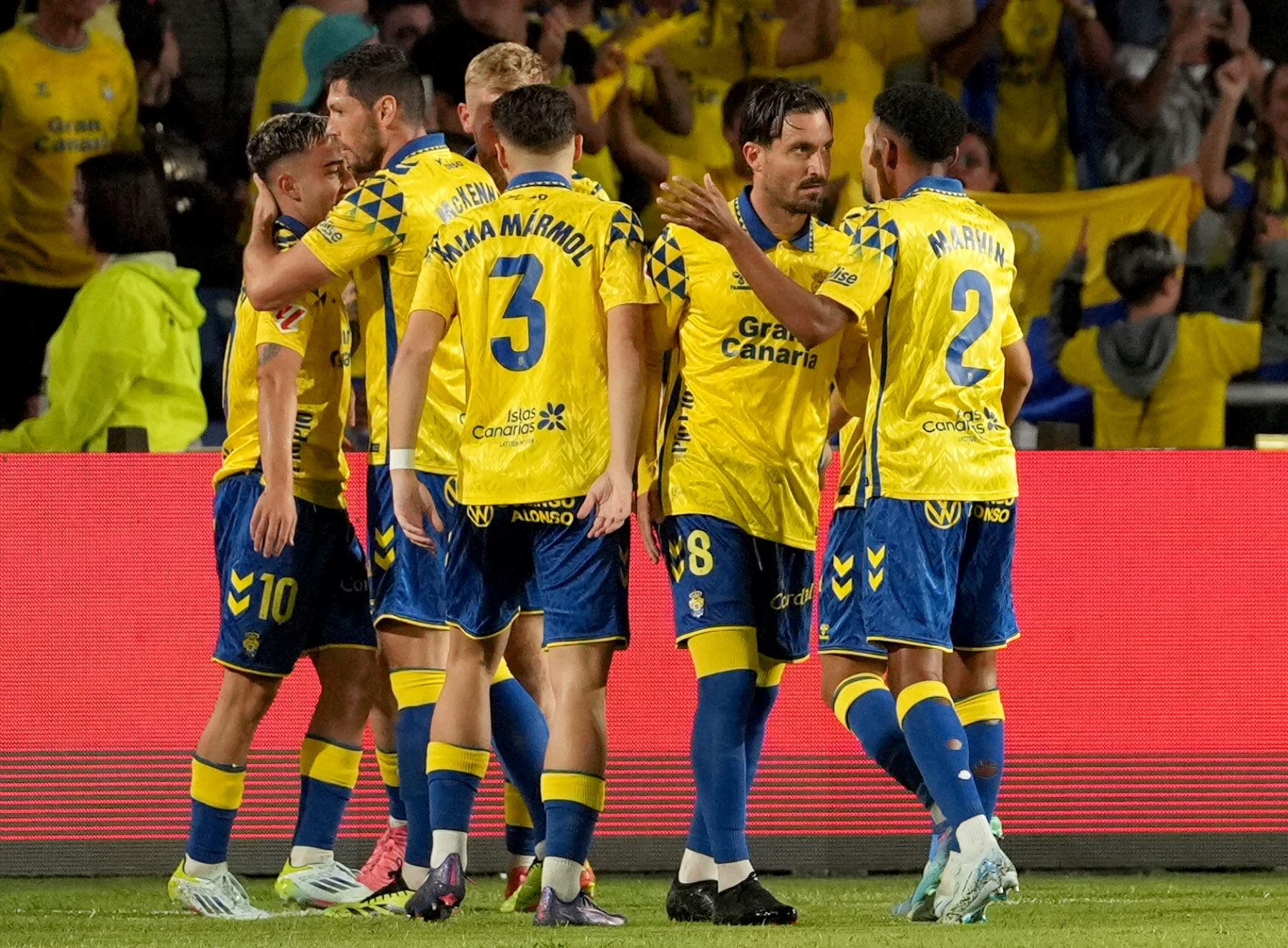 El centrocampista español de Las Palmas  Alberto Moleiro  celebra marcar el primer gol de su equipo con sus compañeros durante el partido de fútbol de la liga española entre la UD Las Palmas y el Real Madrid CF. AFP