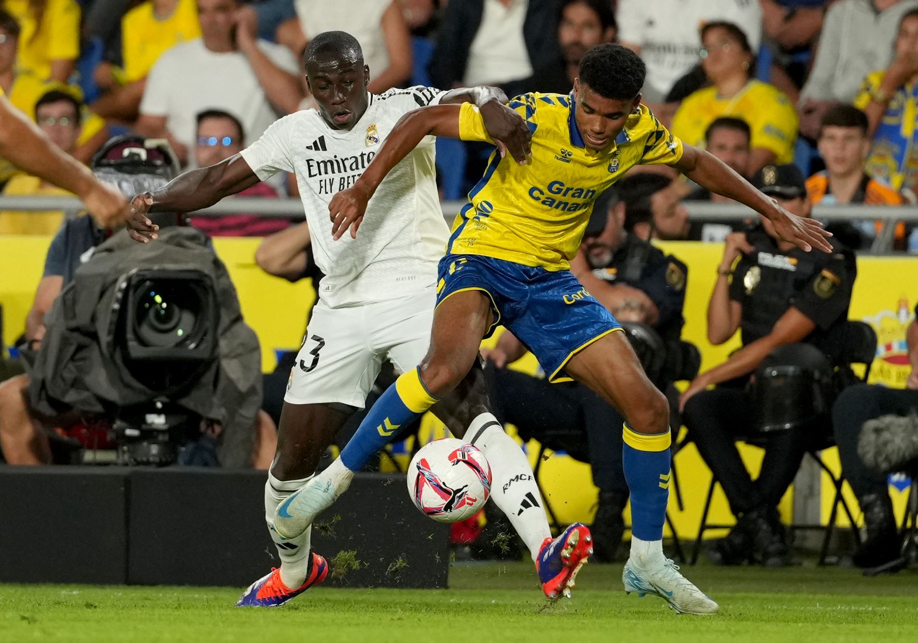 El defensor francés del Real Madrid  Ferland Mendy lucha por el balón con el defensor español de Las Palmas  Marvin Park durante el partido de fútbol de la liga española entre la UD Las Palmas y el Real Madrid CF. AFP