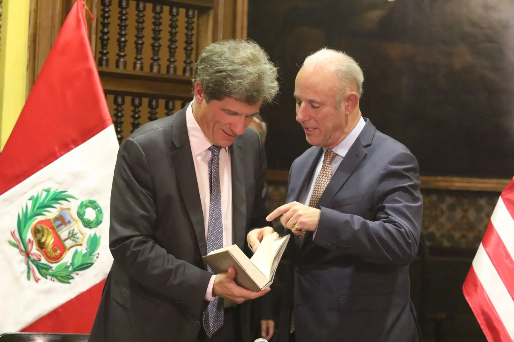 El ministro de Relaciones Exteriores, Javier González-Olaechea, y el subcecretario de Estado para el Crecimiento Económico, Energía y Medio Ambiente, Jose Fernández, suscribieron el  memorando de entendimiento entre el Peru y EE.UU. sobre cooperación para reforzar la gobernanza en el sector de los metales críticos. FOTO: ANDINA/Héctor Vinces