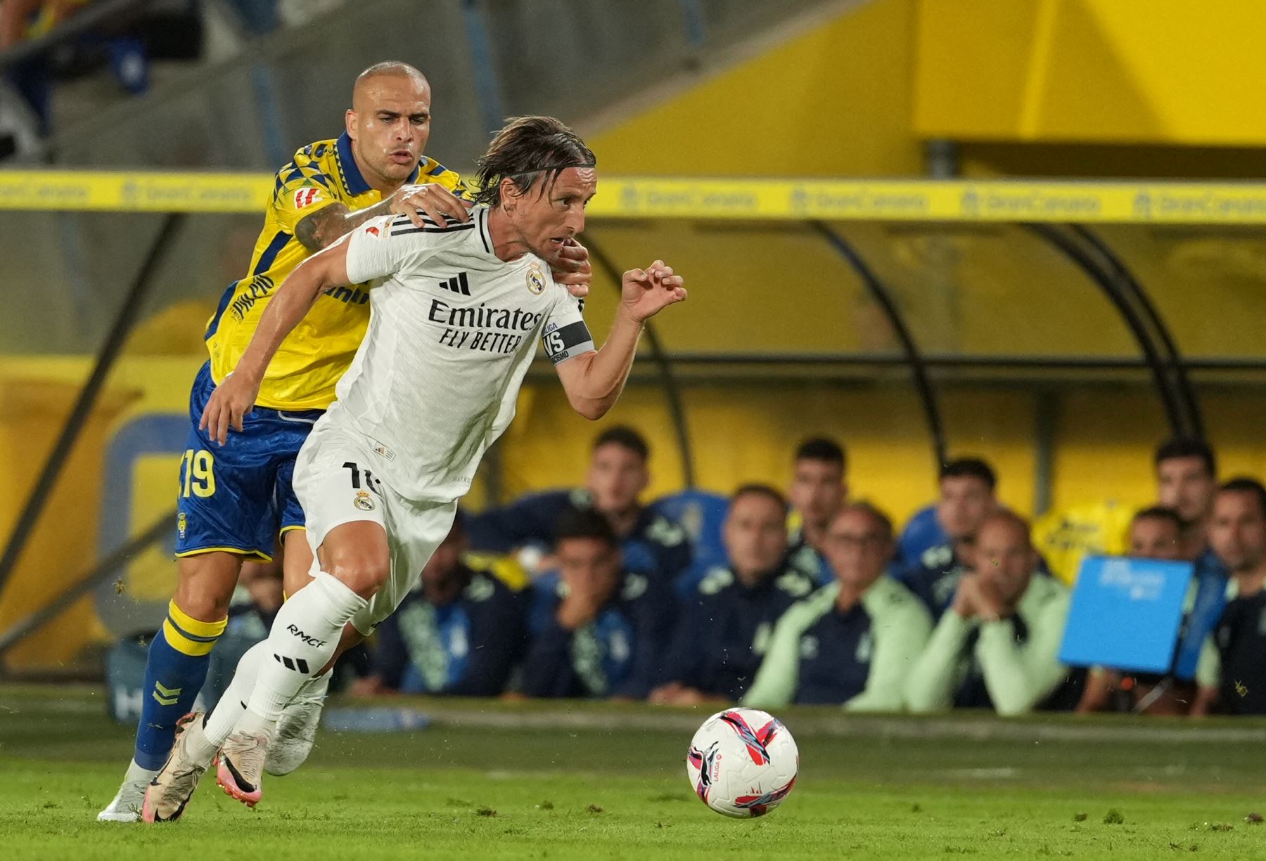 El centrocampista croata del Real Madrid  Luka Modric lucha por el balón con el delantero español de Las Palmas  Sandro Ramírez durante el partido de fútbol de la liga española entre la UD Las Palmas y el Real Madrid CF. AFP