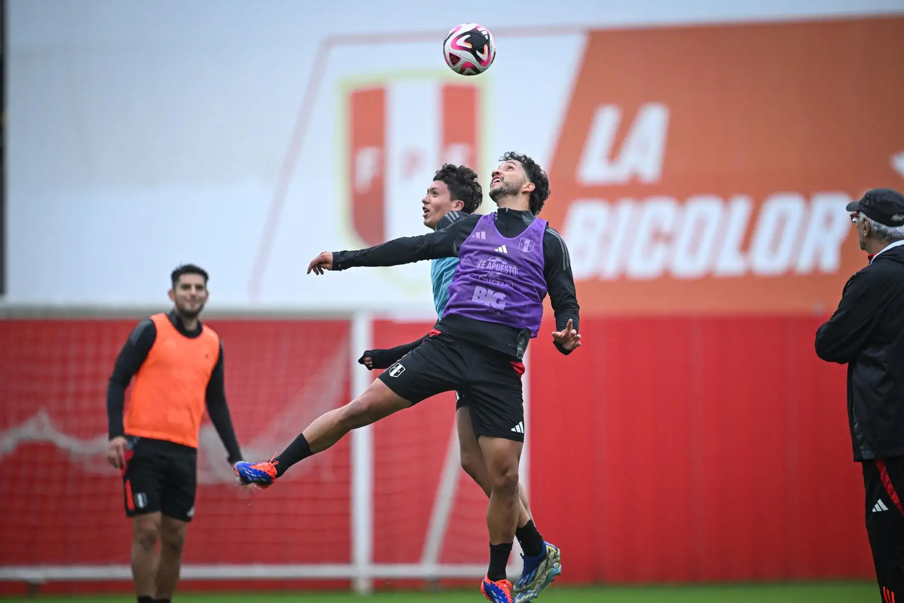 Jugadores de la Selección Peruana de Fútbol, dirigidos por el técnico Jorge Fossati, entrenan en la Villa Deportiva Nacional (Videna), con miras a su próximo partido de eliminatorias al Mundial 2026 contra Colombia el viernes 6 de setiembre. Foto: FPF