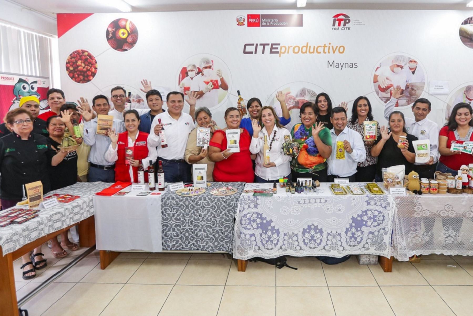 La presidenta de la República, Dina Boluarte, junto al ministro de la Producción, Sergio González, supervisó hoy el Centro de Innovación Productiva y Transferencia Tecnológica (CITE) Maynas y el Centro de Acuicultura Nuevo Horizonte de la región Loreto.  Foto: Cortesía.