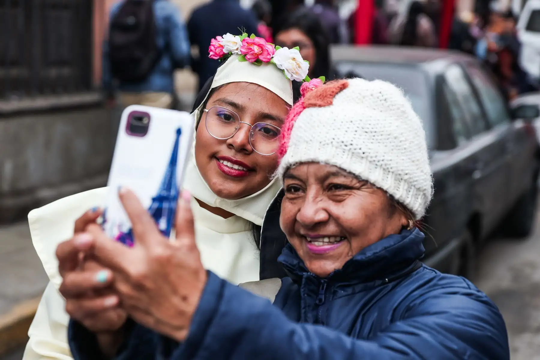 Feligreses llegan a la Basílica de Santa Rosa de Lima en la avenida Tacna para celebrar a la Patrona de las Américas, Indias y Filipinas. Foto: ANDINA/ Connie Calderón