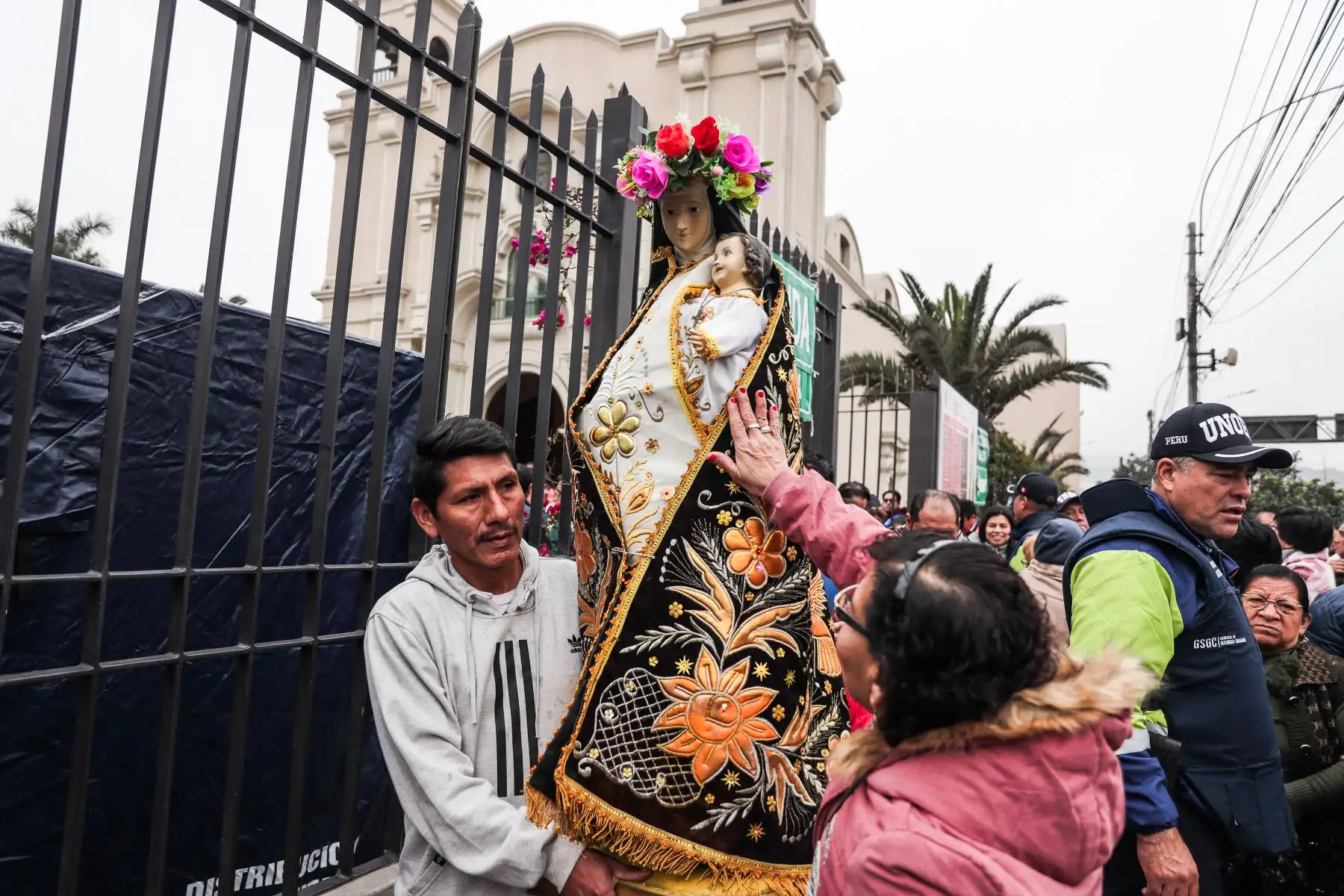 Feligreses llegan a la Basílica de Santa Rosa de Lima en la Av Tacna para celebrar a la Patrona de las Américas, Indias y Filipinas. 

Foto: ANDINA/ Connie Calderón