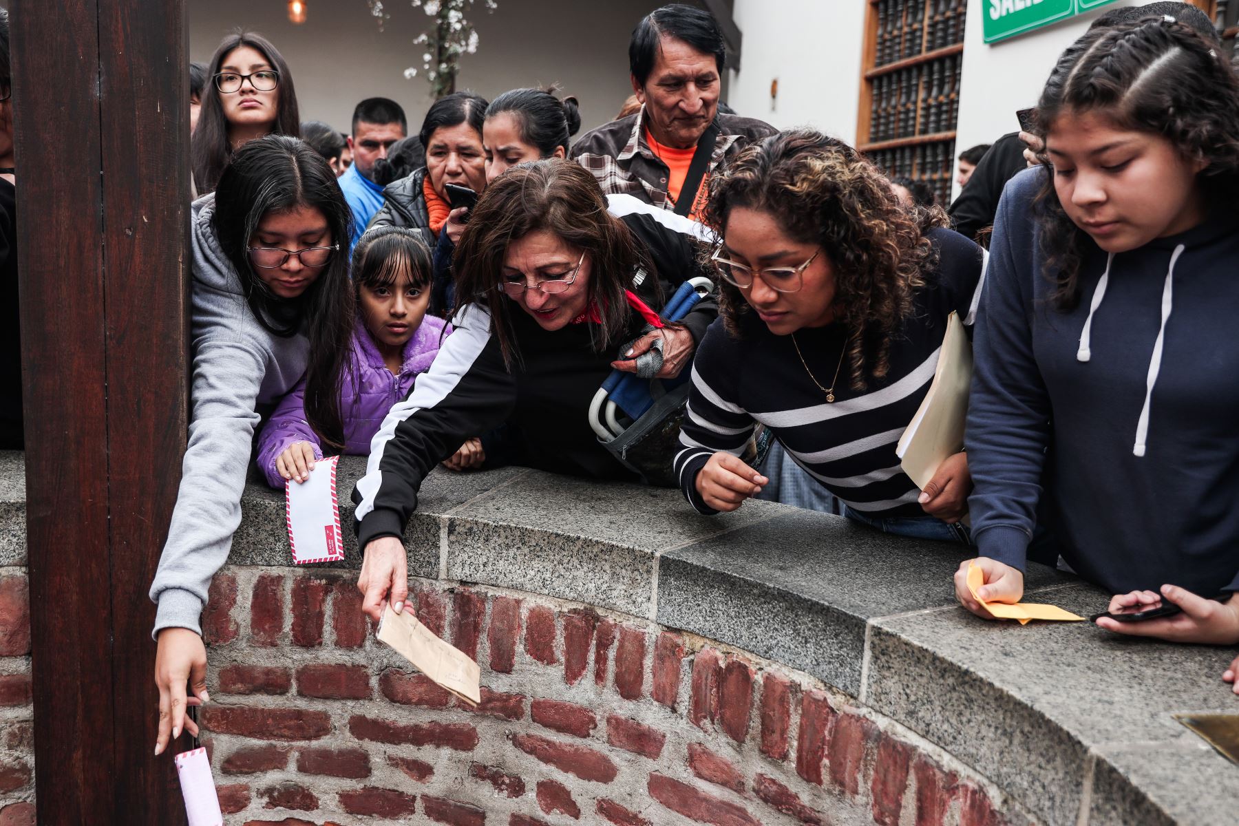 Feligreses llegan a la Basílica de Santa Rosa de Lima en la Av Tacna para celebrar a la Patrona de las Américas, Indias y Filipinas. Foto: ANDINA/ Connie Calderón