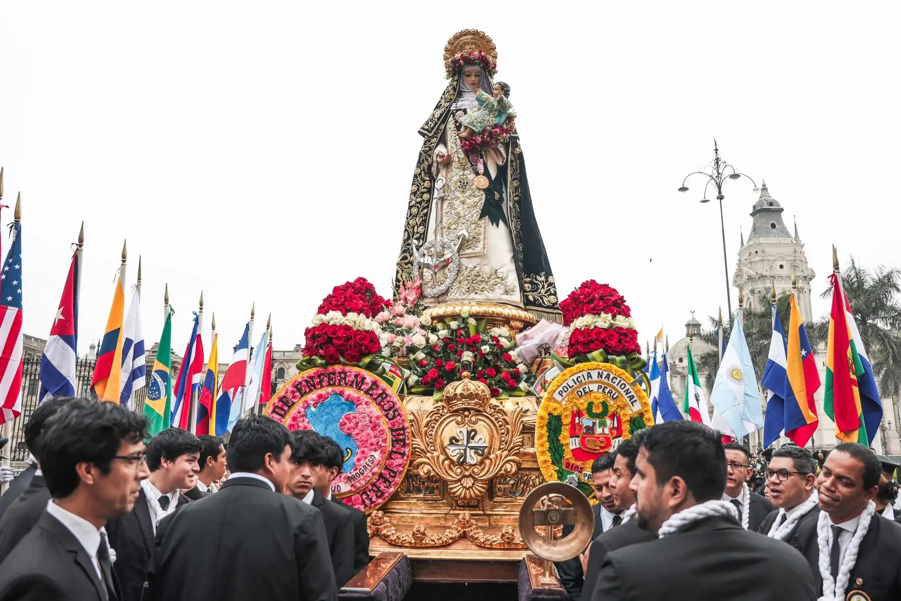 Imagen de Santa Rosa de Lima sale en procesión de la Plaza Mayor acompañada de fieles devotos. 

Foto: ANDINA/ Connie Calderón