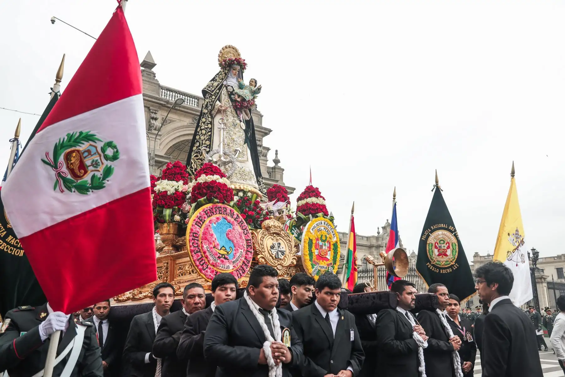 Imagen de Santa Rosa de Lima sale en procesión de la Plaza Mayor acompañada de fieles devotos. 

Foto: ANDINA/ Connie Calderón