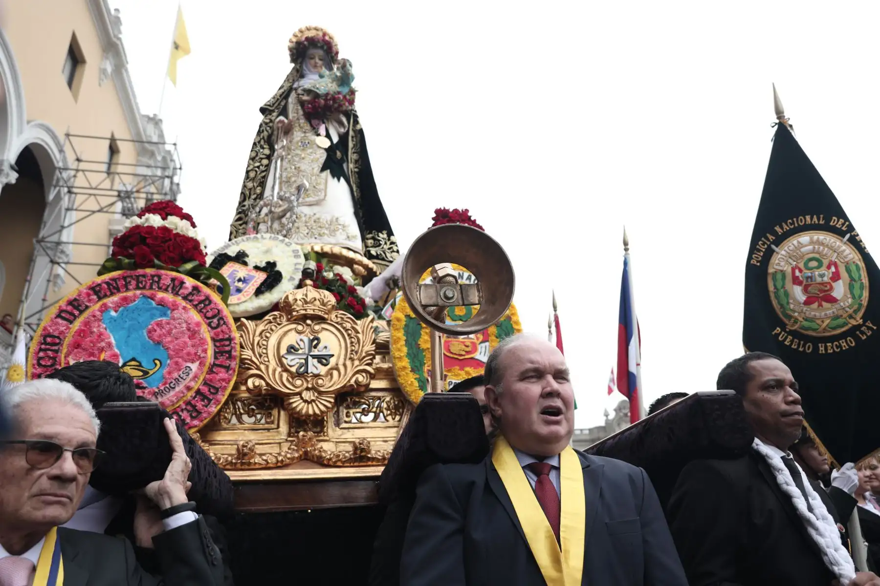 Imagen de Santa Rosa de Lima sale en procesión de la Plaza Mayor acompañada de fieles devotos. 

Foto: ANDINA/ Connie Calderón