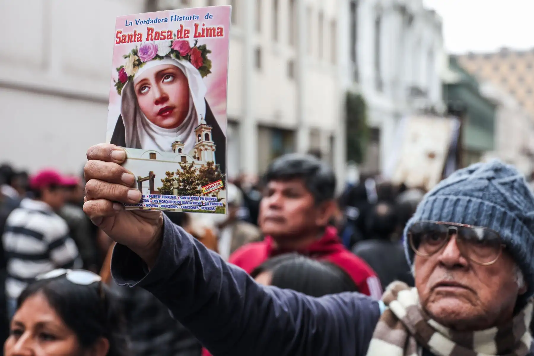Imagen de Santa Rosa de Lima sale en procesión de la Plaza Mayor acompañada de fieles devotos. 

Foto: ANDINA/ Connie Calderón
