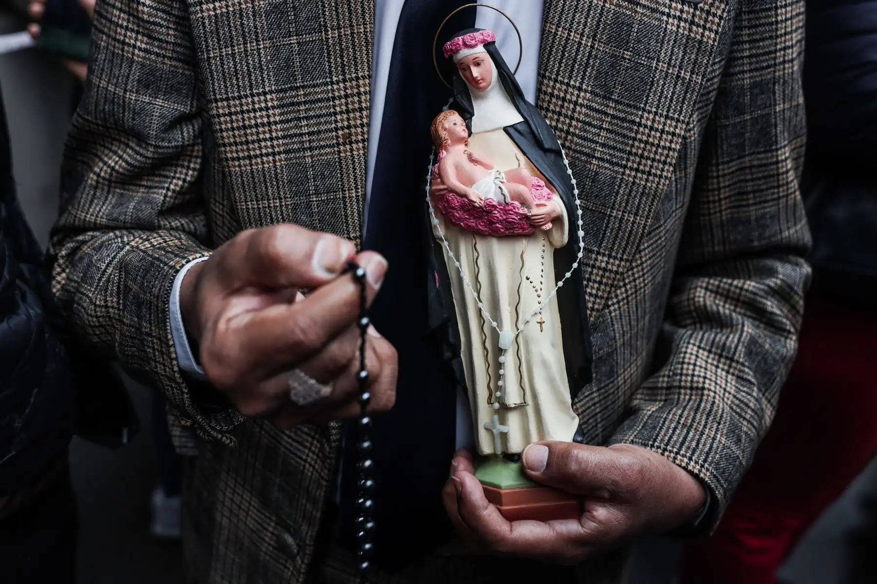 Imagen de Santa Rosa de Lima sale en procesión de la Plaza Mayor acompañada de fieles devotos. 

Foto: ANDINA/ Connie Calderón