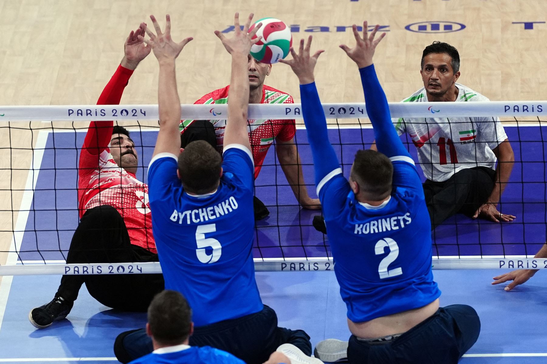 Meisam Ali Pour (L), número 3 de Irán, lanza el balón frente a Denys Bytchenko número 5 de Ucrania y Yevhenii Korinets número 2 de Ucrania durante el partido de la ronda preliminar de voleibol sentado del grupo B entre Irán y Ucrania de los Juegos Paralímpicos de París 2024 en el Arena Norte de París.

Foto: AFP