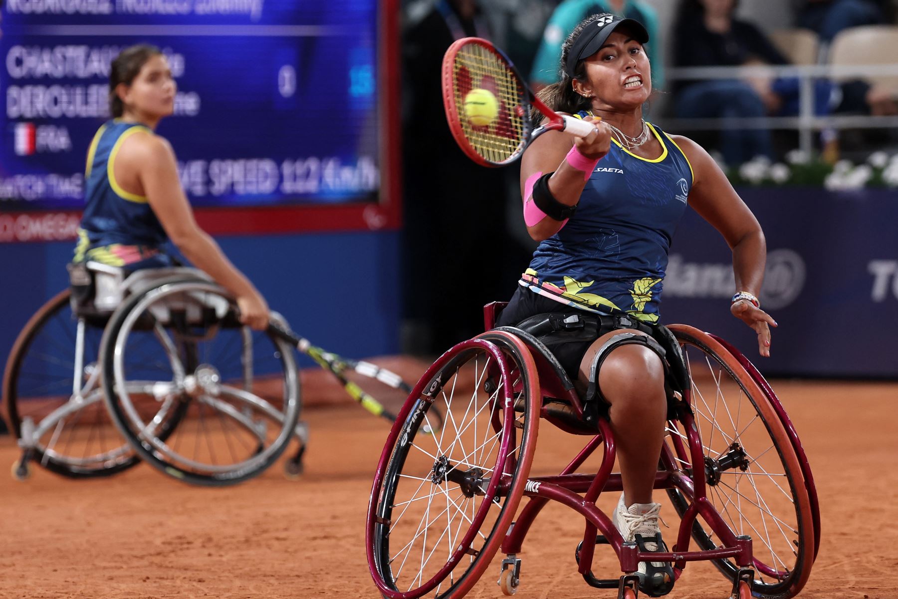 Angelina Bernal (R) de Colombia compite en la primera ronda del partido de tenis de dobles femenino en silla de ruedas contra Francia en la cancha Suzanne Lenglen en el estadio Roland-Garros durante los Juegos Paralímpicos París 2024

Foto: AFP