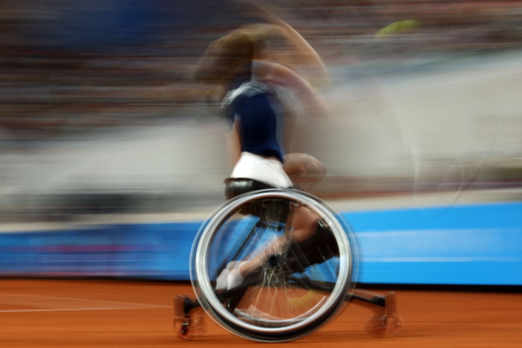 Lizzy De Greef, de Holanda, compite en la primera ronda del partido de tenis de dobles femenino en silla de ruedas contra Gran Bretaña en la cancha Suzanne Lenglen en el estadio Roland-Garros durante los Juegos Paralímpicos de París 2024

Foto: AFP