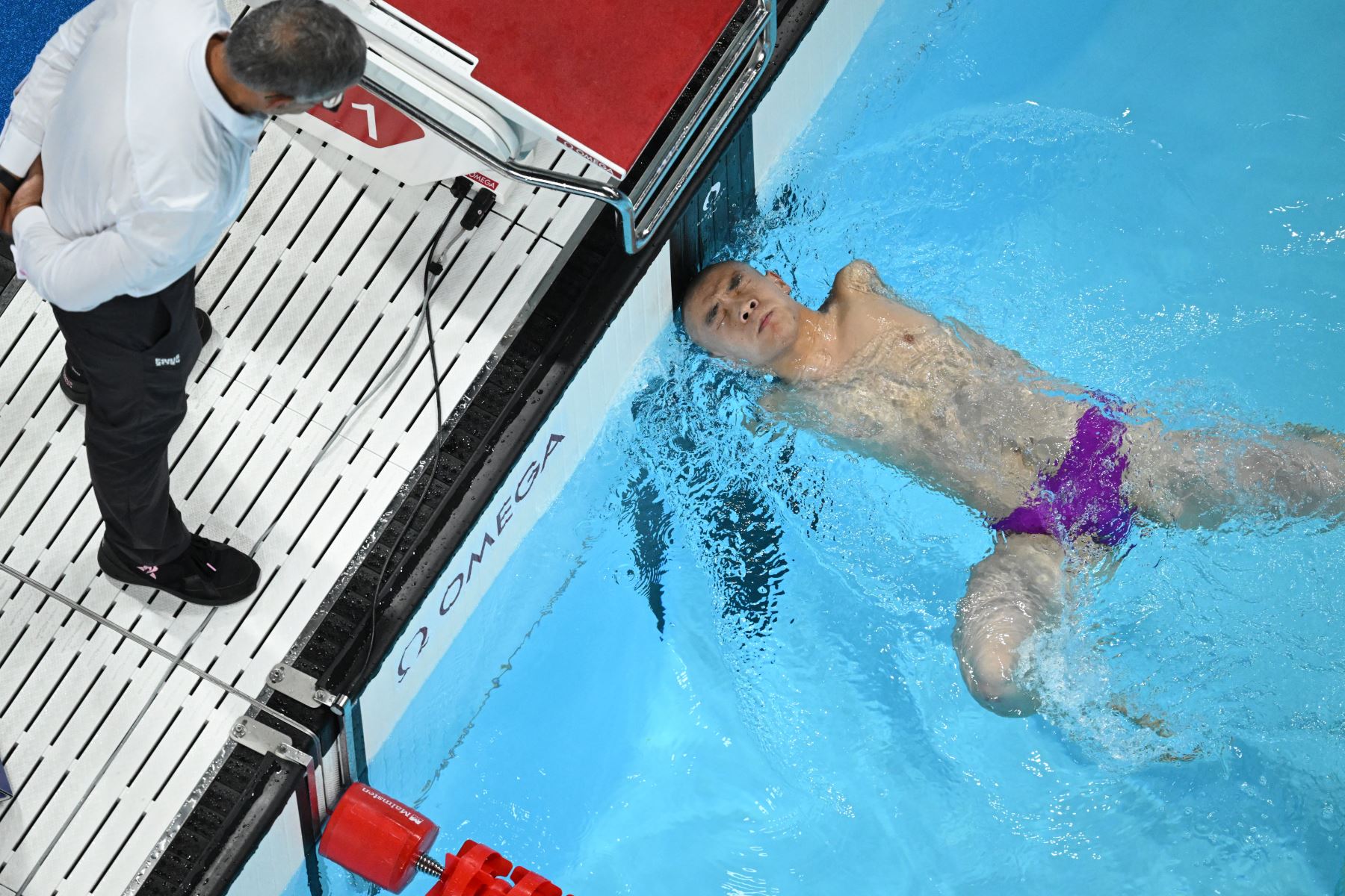 Una descripción general muestra al chino Guo Jincheng compitiendo durante el evento de natación final de 100 m estilo libre masculino - S5 durante los Juegos Paralímpicos de París 2024

Foto: AFP