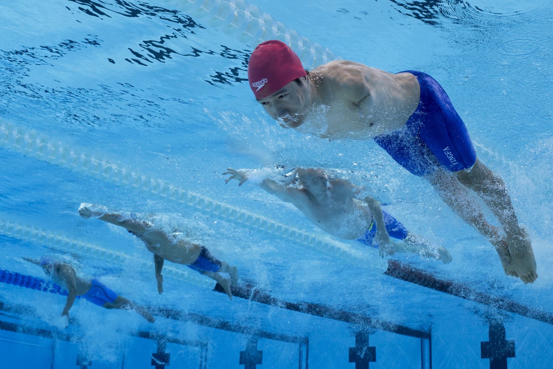 En esta fotografía distribuida por el Comité Olímpico Internacional (COI), (I/D): Lichao Wang de China, Oleksandr Komarov de Ucrania, Francesco Bocciardo de Italia y Muhammad Nur Syaiful Zulkafli de Malasia compiten en las eliminatorias de 100 m estilo libre S5 masculino de Para Natación en París. Arena La Défense en las afueras de París el 30 de agosto de 2024.

Foto: AFP