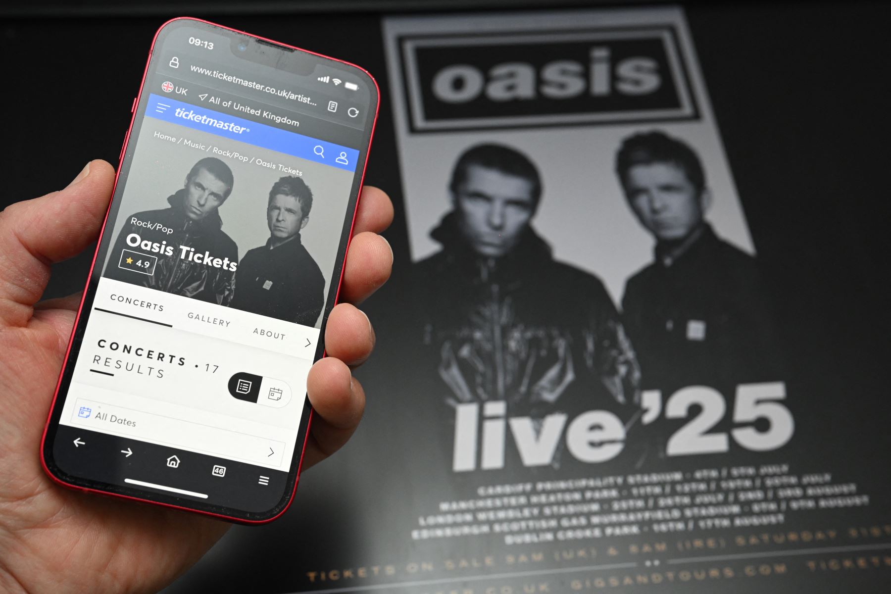 Un fan utiliza un teléfono inteligente para acceder a un sitio web de venta de entradas en línea para comprar entradas para la gira "Live 