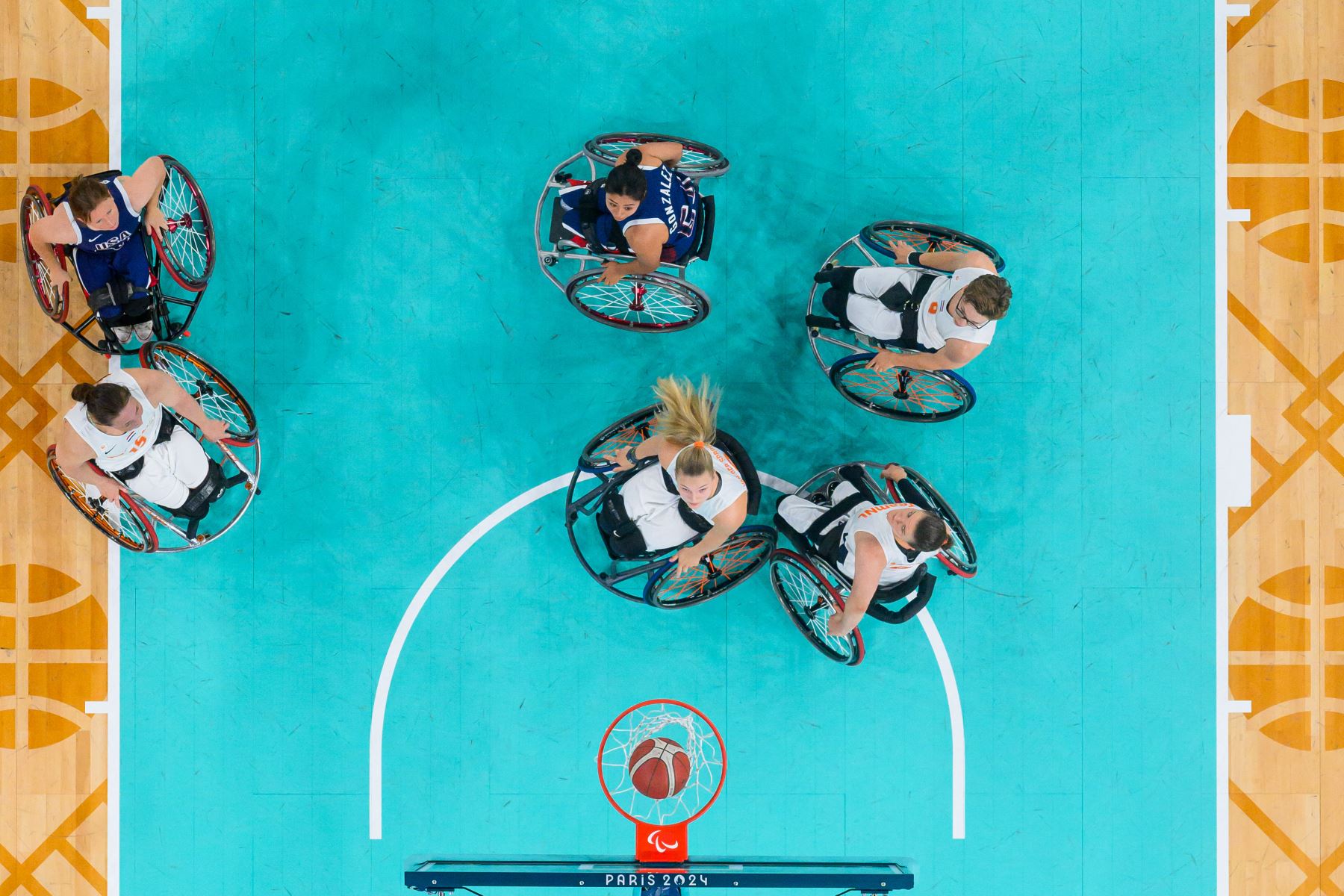 Jugadoras holandesas y estadounidenses compitiendo en el partido de baloncesto en silla de ruedas del Grupo B de la ronda preliminar femenina, durante los Juegos Paralímpicos de París 2024. AFP