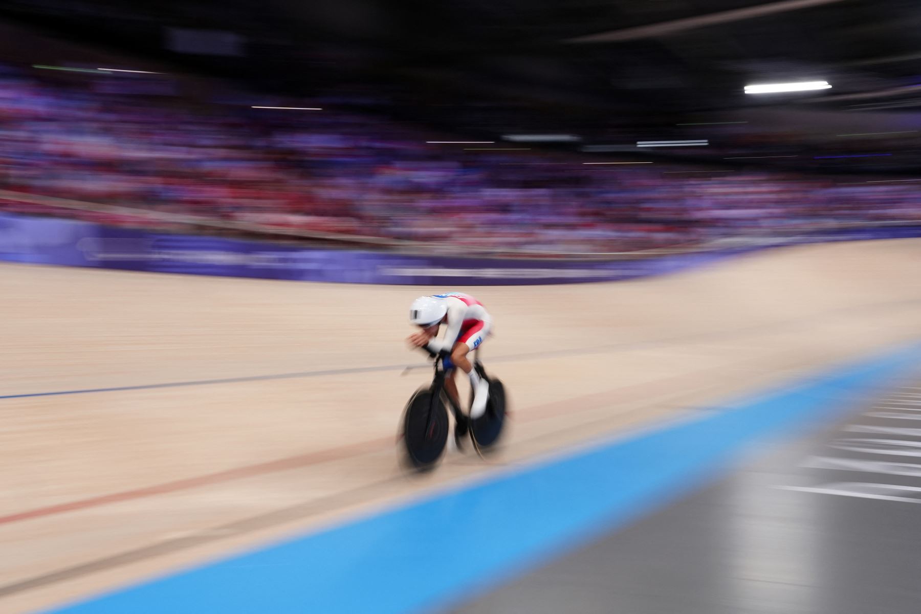 El ciclista francés Dorian Foulon compite durante la final de oro masculina de persecución individual C5 4000m durante los Juegos Paralímpicos de París 2024. AFP