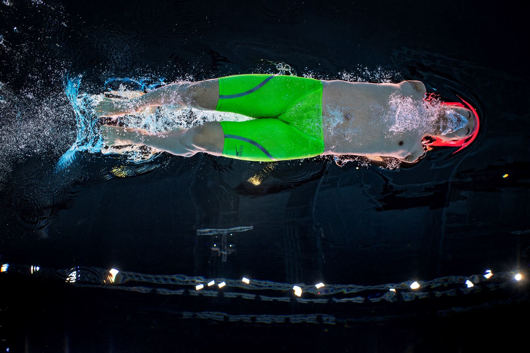 En esta fotografía publicada por el Comité Olímpico Internacional (COI), el chino Lichao Wang compite en la final masculina de 100 m estilo libre S5 de Para natación en el Paris La Defense Arena. AFP