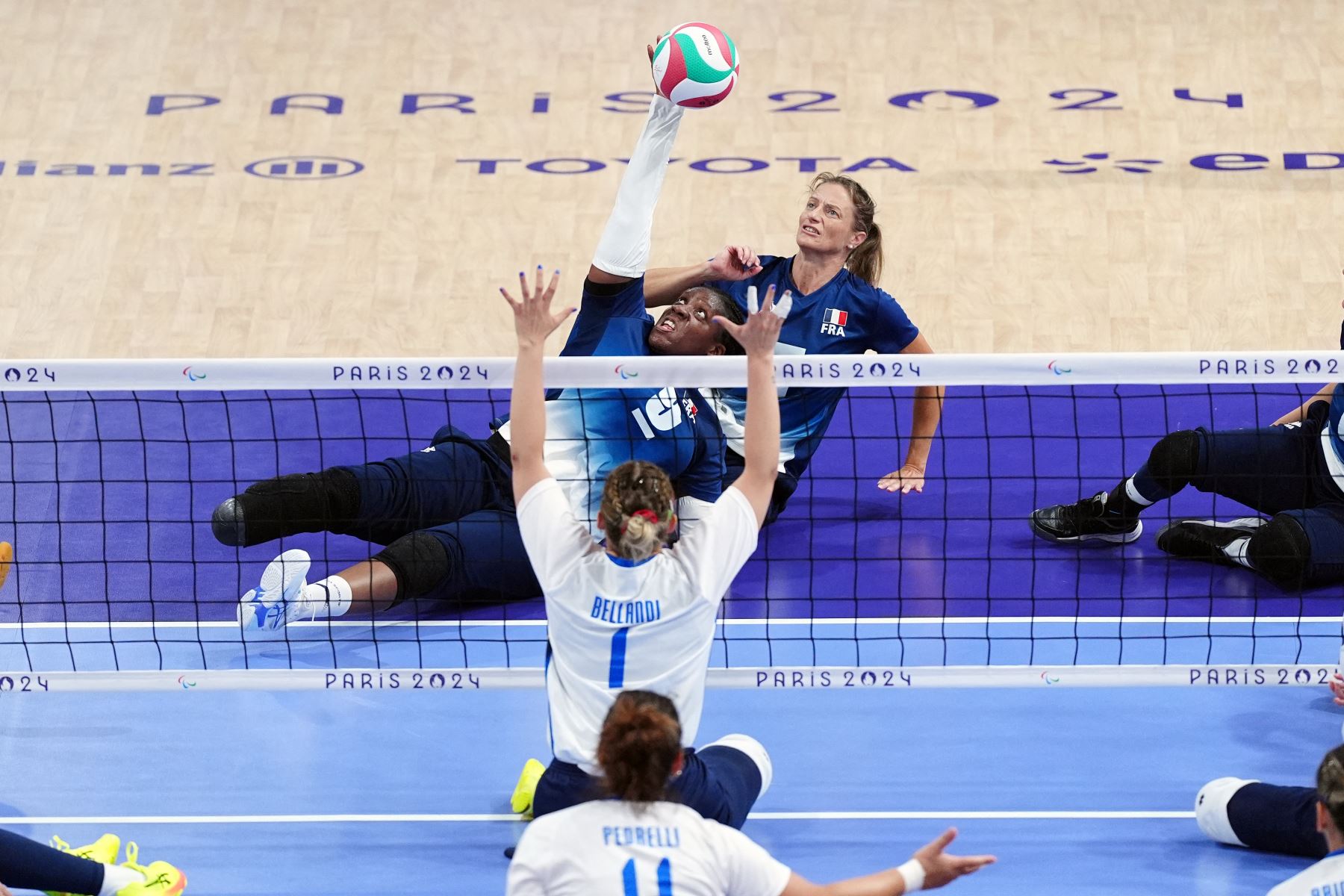 Francia Jenna Agbodjan Prince  lanza una pelota durante una ronda preliminar de voleibol femenino Un partido entre Francia e Italia durante los Juegos Paralímpicos de París 2024.  AFP