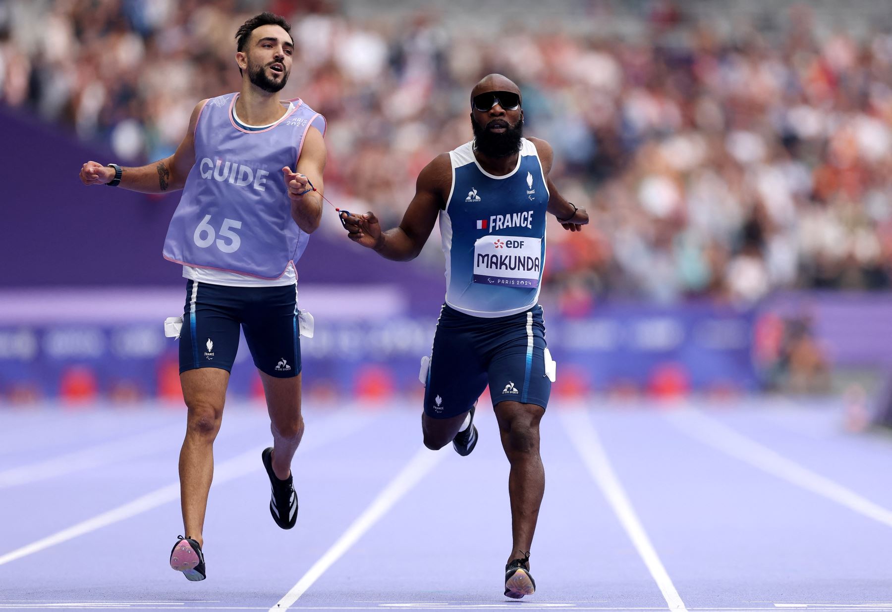 El francés Gauthier Makunda compite en la prueba masculina de 400 m - T11 durante los Juegos Paralímpicos de París 2024 en el Stade de France. AFP