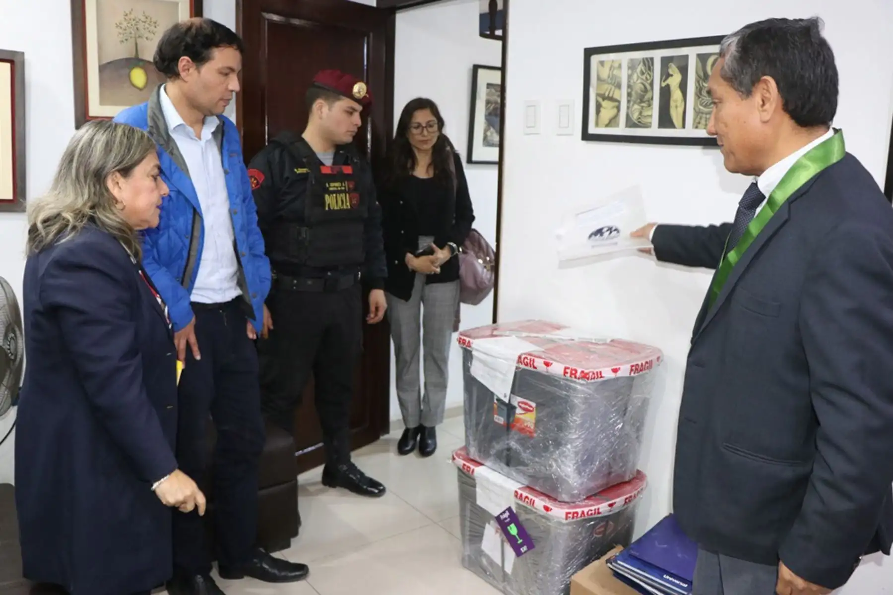 Desde La Libertad, con la presencia de notario, la Policía Nacional , Sanidad del Ejercito y la Gerencia Regional de Salud, entre otros, se recibieron los exámenes que rendirán los profesionales de la salud para la evaluación SERUMS 2024-II, a fin de garantizar su seguridad y transparencia. 
Foto: Minsa