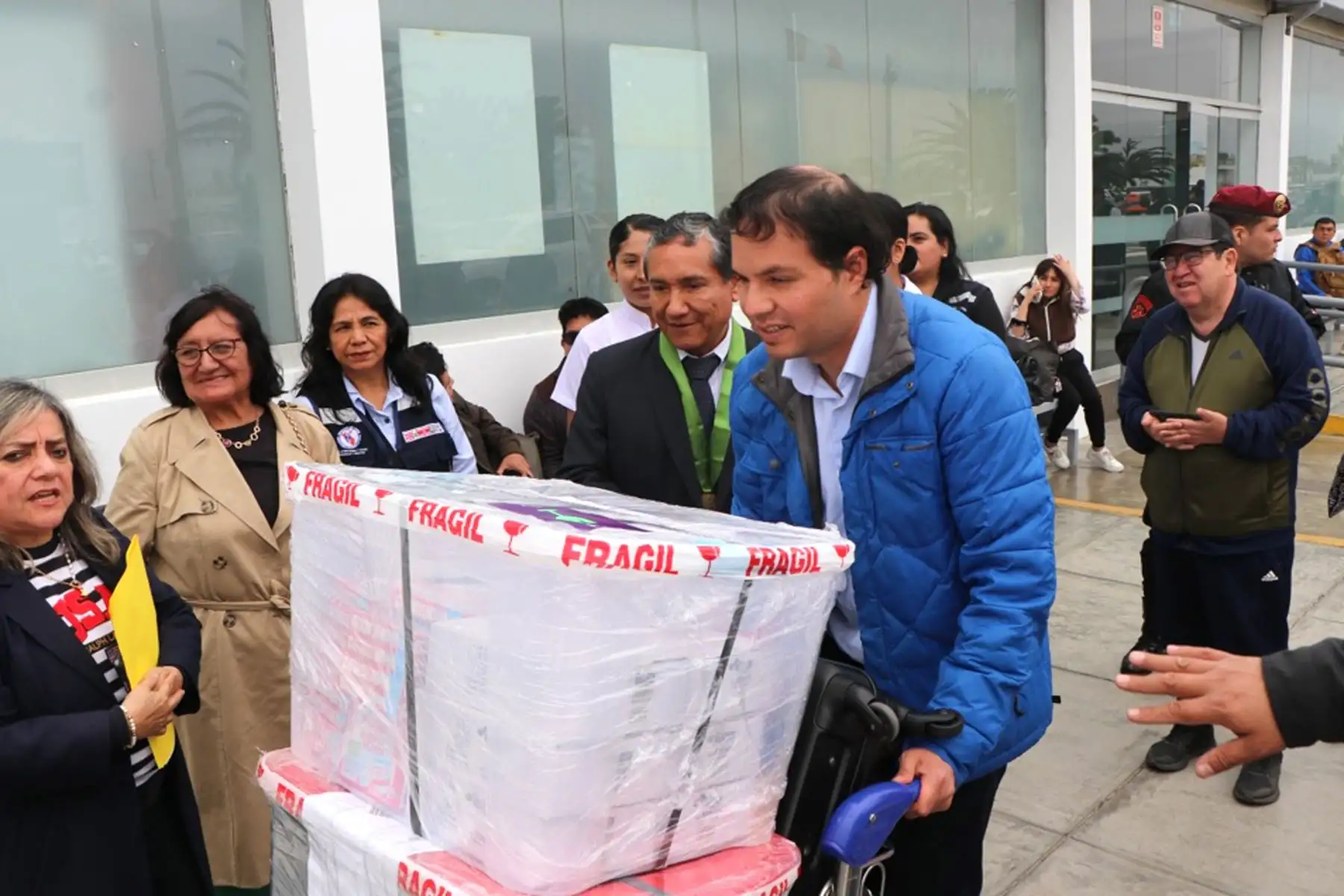 Desde La Libertad, con la presencia de notario, la Policía Nacional , Sanidad del Ejercito y la Gerencia Regional de Salud, entre otros, se recibieron los exámenes que rendirán los profesionales de la salud para la evaluación SERUMS 2024-II, a fin de garantizar su seguridad y transparencia. 
Foto: Minsa