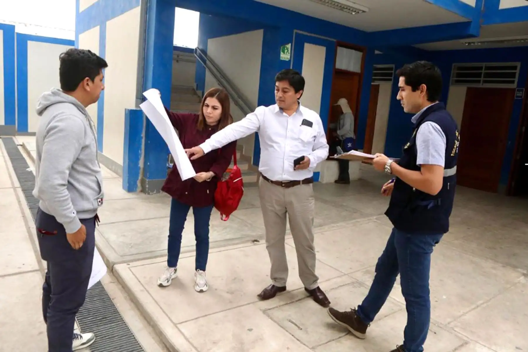 Con el fin de garantizar y transparentar la evaluación del SERUMS, el Minsa, junto con la Fiscalia y la Diresa, realizó la supervisión de las 21 aulas de la I.E. Mariscal Ramón Castilla, donde 647 postulantes rendirán dicho examen en Piura.
Foto: Minsa